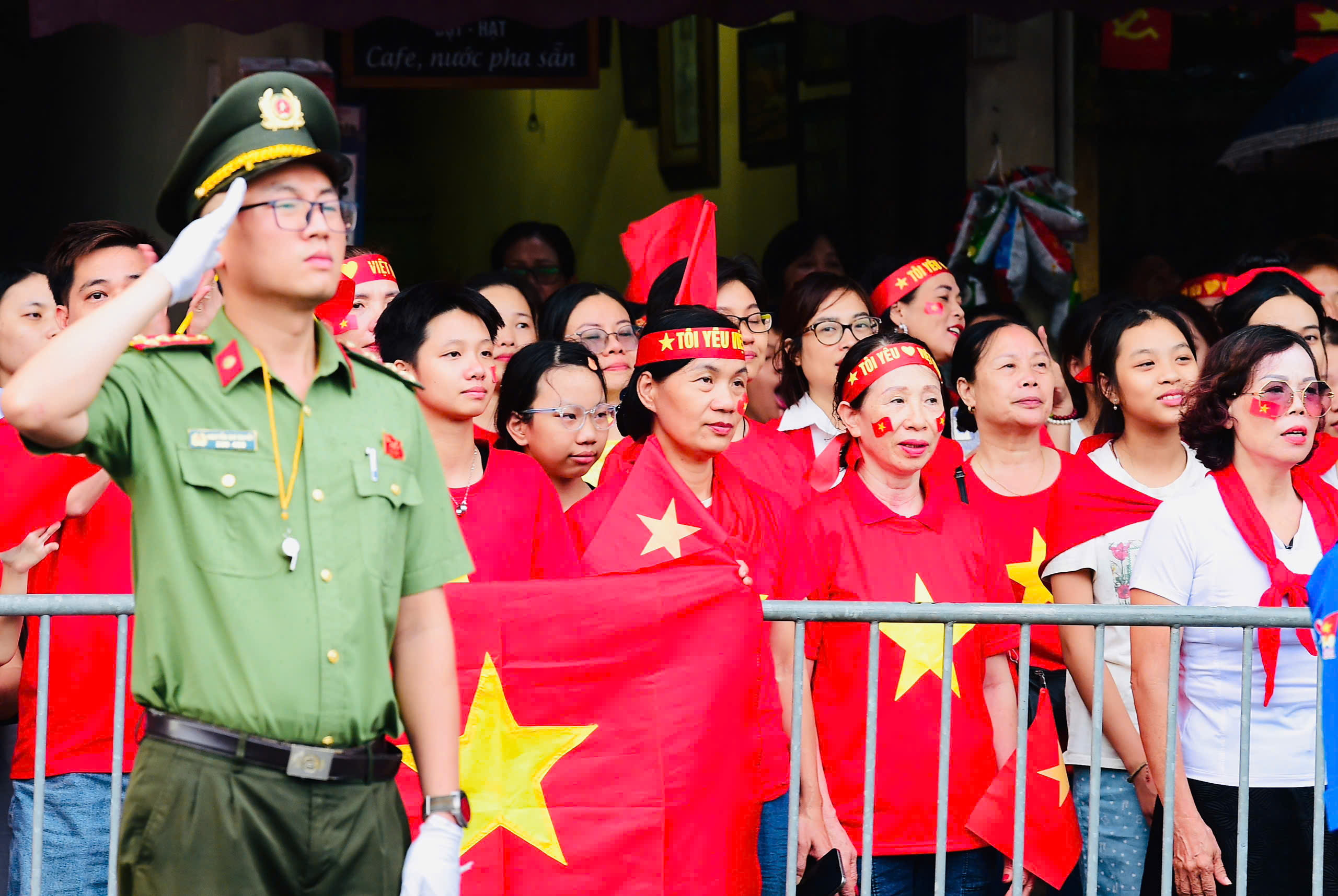 21 loạt đại bác  của Bộ tư lệnh Pháo binh - Tên lửa khai hỏa trên nền Quốc thiều nước Cộng hòa PG88 nổ hũ Chủ nghĩa Việt Nam, mở đầu buổi tổng duyệt diễu binh, diễu hành.