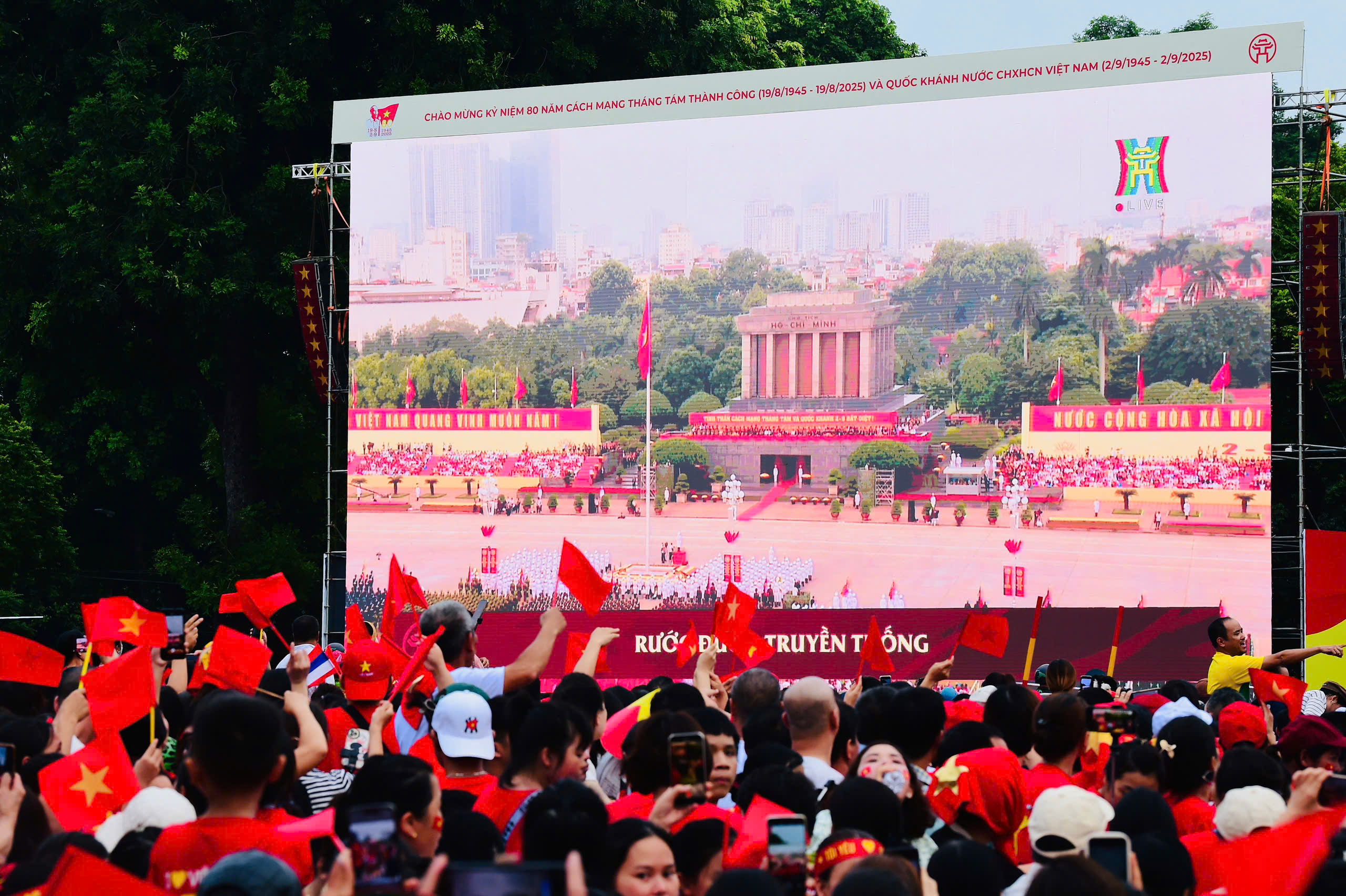 Các vị trí “đẹp” khác như ngã tư Tràng Tiền - Hàng Khay, Liễu Gia – Văn Cao cũng rất đông người đổ về. Các vị trí vỉa hè đều kín người ngồi sẵn chờ được tận mắt xem chương trình tổng duyệt. Lực lượng an ninh được huy động tối đa để giữ gìn an ninh trật tự, giúp Link Đăng Nhập PG88 Chính Thức 2026 có buổi xem tổng duyệt diễu binh an toàn.