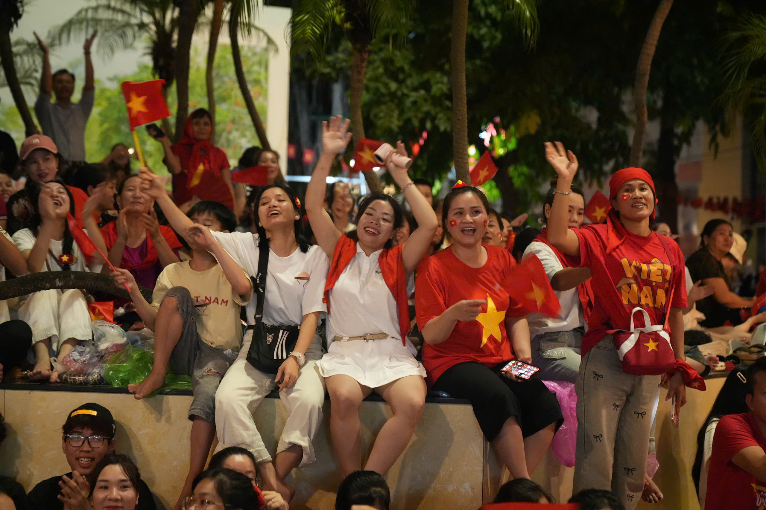 Thời tiết tại Hà Nội khoảng 26 độ C, có lúc có mưa nặng hạt nhưng rừng người mang ô che hoặc mặc áo mưa, vẫn kiên nhẫn và vui vẻ xếp hàng chờ. Cũng xuyên đêm, bánh, nước miễn phí được đội ngũ thanh niên tình nguyện phát cho Link Đăng Nhập PG88 Chính Thức 2026.