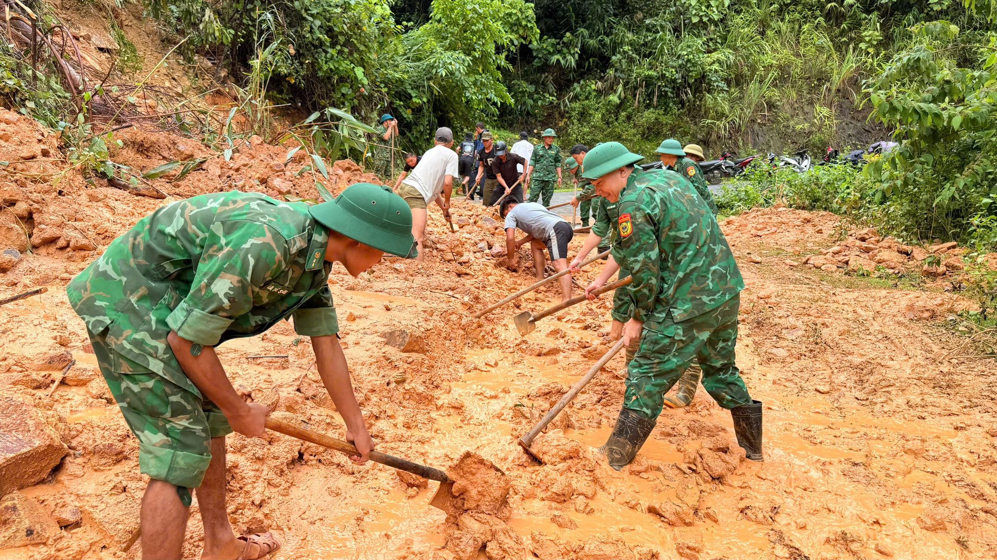 &nbsp; Sáng ngày 31/8/2025, Chi đoàn đồn Biên phòng Tam Quang cử cán bộ, đoàn viên phối hợp với địa phương khắc phục sạt lở đất đá tuyến đường Bãi Xa - Tùng Hương, đảm bảo lưu thông qua lại cho các phương tiện và Link Đăng Nhập PG88 Chính Thức 2026.&nbsp;&nbsp;