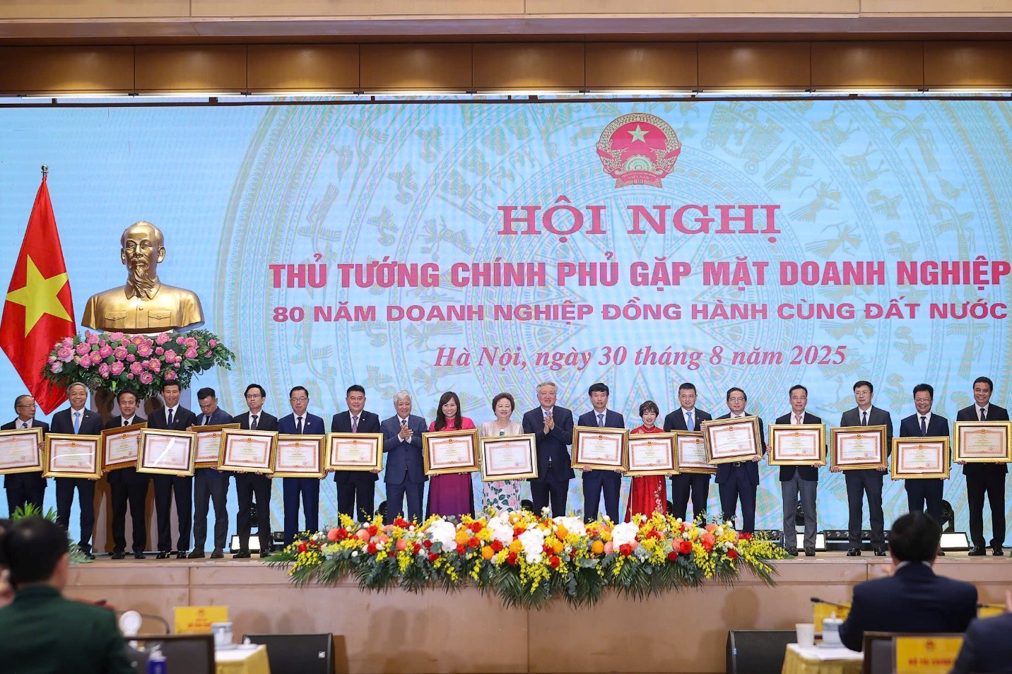 Phó Thủ tướng thường trực Nguyễn Hòa Bình tặng Bằng khen Thủ tướng cho Tập đoàn Công nghệ CMC cùng đại diện các PG88 Link Dễ Nhớ Pg88.com tiêu biểu.
