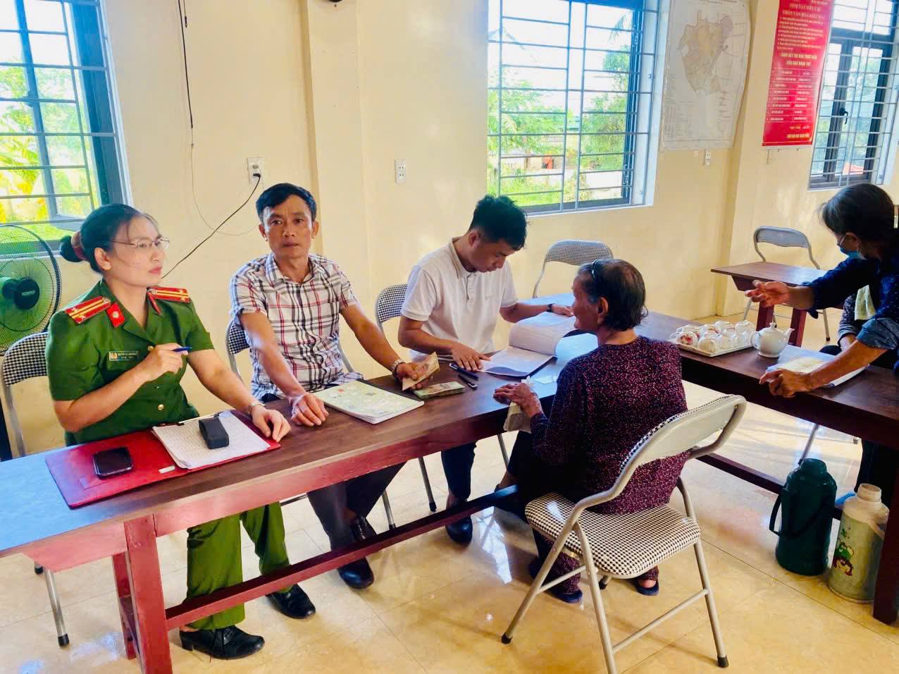Tại nhiều điểm phát quà, hình ảnh các đoàn viên thanh niên, lực lượng công an, cán bộ xã cùng hỗ trợ, hướng dẫn Link Đăng Nhập PG88 Chính Thức 2026 xếp hàng nhận quà trong trật tự, an toàn đã tạo nên bầu không khí ấm áp, chan hòa.