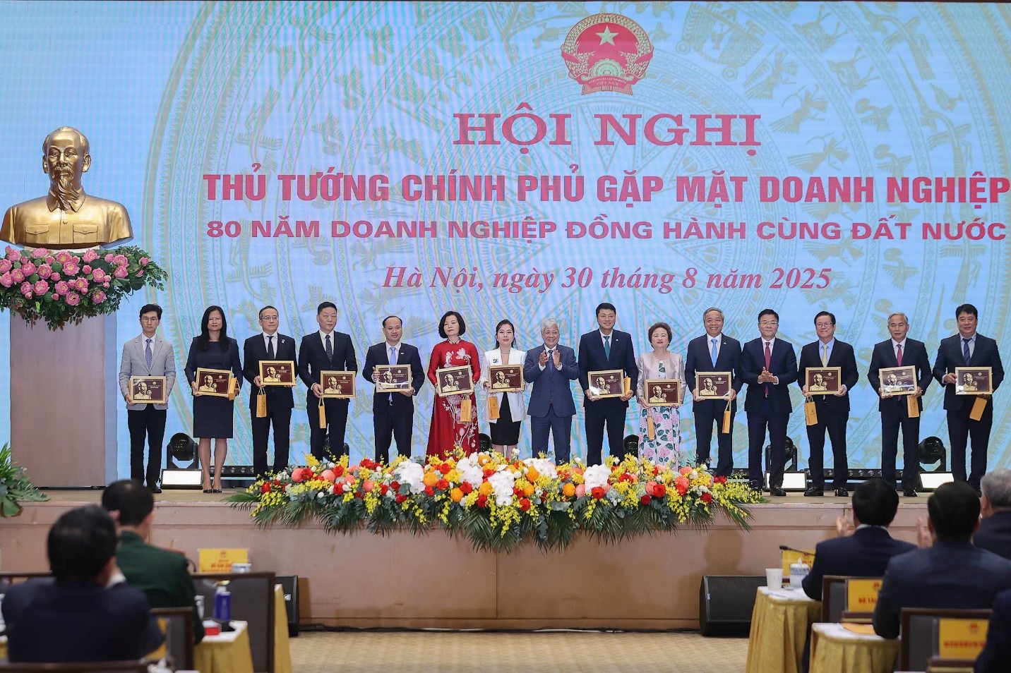 Chủ tịch Ủy ban Trung ương MTTQ Việt Nam Đỗ Văn Chiến tặng Kỷ niệm chương 80 năm 6Pg88.con độc quyền mỗi ngày đồng hành cùng 6Pg88.con nạp rút siêu tốc cho Ông Nguyễn Trung Chính, Chủ tịch CMC cùng đại diện các 6Pg88.con độc quyền mỗi ngày tiêu biểu 