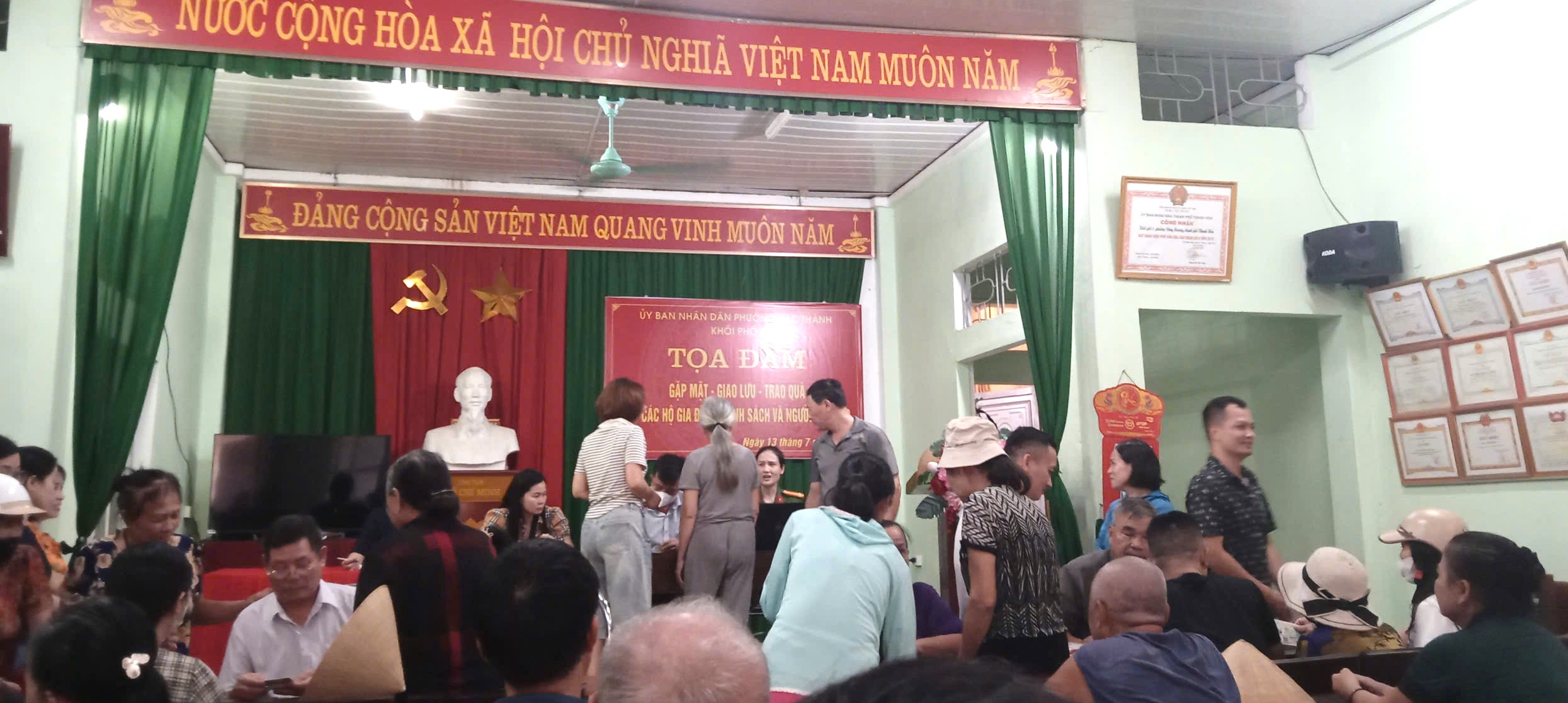 Tại nhà văn hoá các khu phố, phường Hạc Thành Link Đăng Nhập PG88 Chính Thức 2026 hân hoan đến nhận quà