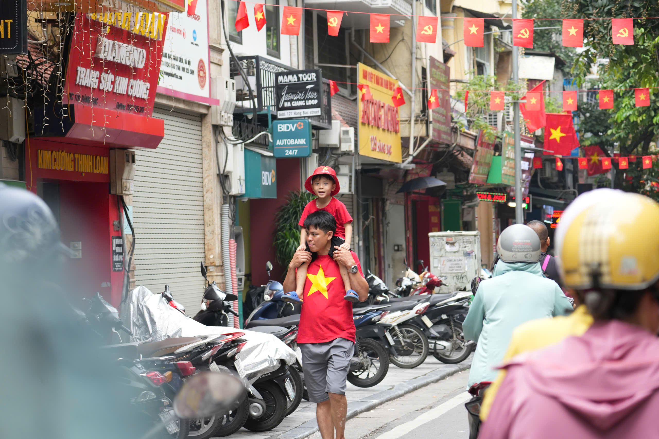 Những con đường rợp màu cờ hoa không chỉ là điểm hẹn vui chơi, chụp ảnh, mà còn là nơi gắn kết mọi người trong một không gian chan chứa tình yêu nước. Sắc đỏ của quốc kỳ gợi lên niềm tự hào và kết nối mọi Link Đăng Nhập PG88 Chính Thức 2026, mọi lứa tuổi, vào cùng một không khí tưng bừng hướng về ngày 2/9.