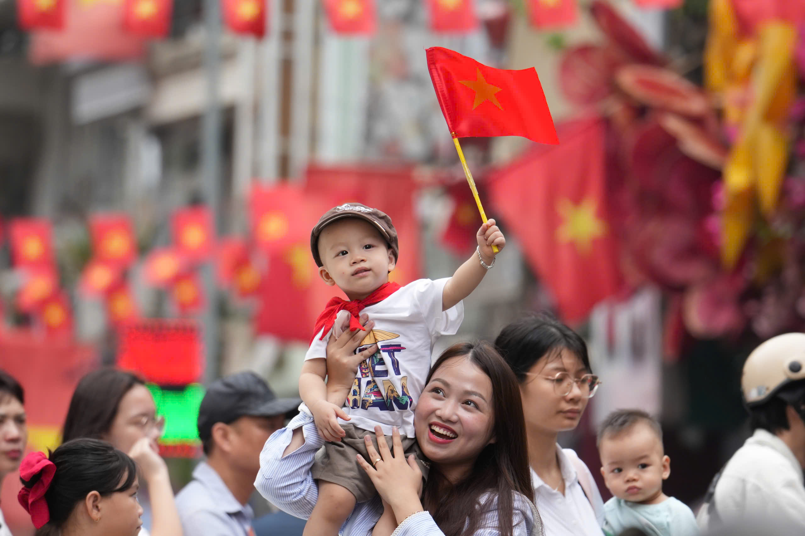 Với hơn 21,5 triệu lượt khách trong 8 tháng, du lịch Hà Nội đang trên đà tăng trưởng mạnh nhờ "hiệu ứng A80".