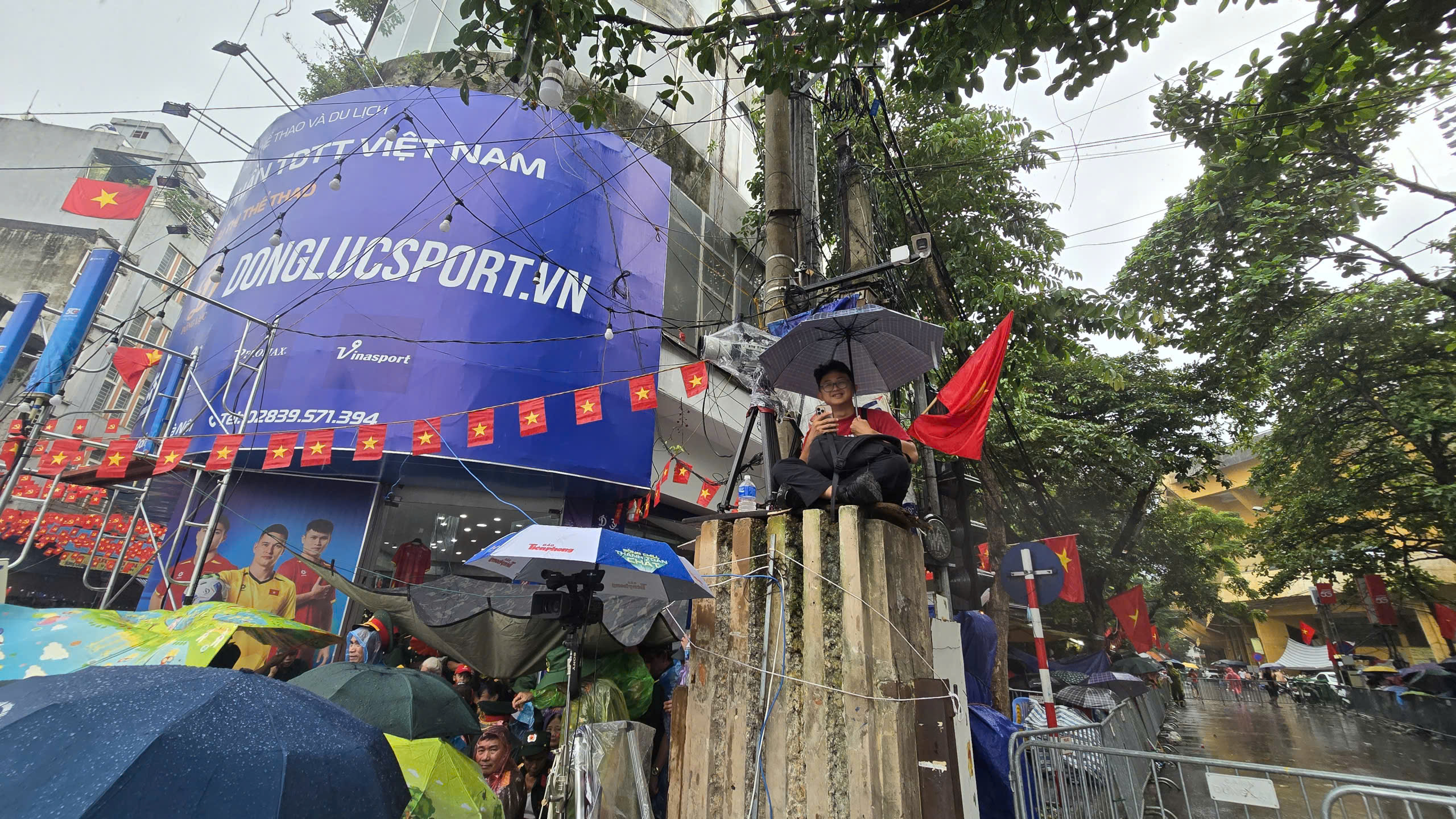 Dù trời còn mưa lất phất, các tuyến phố nơi đoàn diễu binh, diễu hành đi qua vẫn rộn ràng không khí lễ hội.&nbsp;Mưa không ngăn được không khí náo nức, lòng người hòa chung niềm tự hào dân tộc.