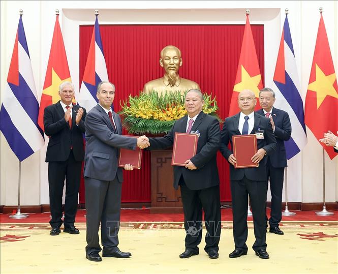 Tổng Bí thư Tô Lâm và Bí thư thứ Nhất, Chủ tịch nước Cuba Miguel Díaz-Canel Bermúdez chứng kiến Lễ trao Biên bản ghi nhớ về việc thành lập liên doanh giữa Công ty trách nhiệm hữu hạn Tập đoàn Pg88vn Trang Chủ Chính Thức hoa sen, Viện Link Trang Chủ PG88.Com Mới #2026 Xanh và Tập đoàn Labiofarm. Ảnh: TTXVN.