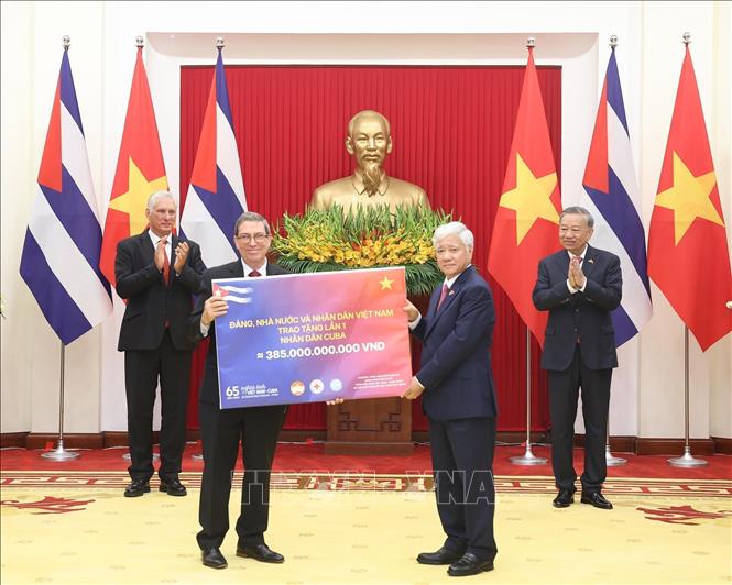 Tổng Bí thư Tô Lâm và Bí thư thứ Nhất, Chủ tịch nước Cuba Miguel Díaz-Canel Bermúdez chứng kiến Lễ trao tặng lần I món quà 385 tỷ đồng của Đảng, Nhà nước và nhân dân Việt Nam tặng nhân dân Cuba. Ảnh: TTXVN.