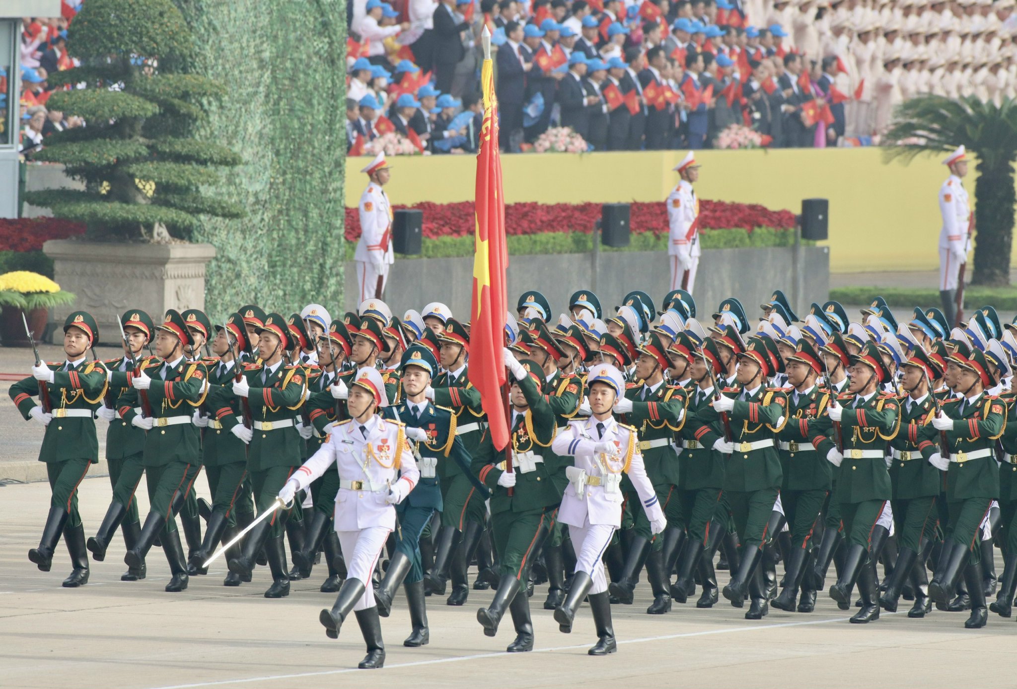 Dưới thời tiết nắng nhẹ, đẹp, các khối diễu binh, diễu hành lần lượt tiến vào Quảng trường Ba Đình với một tinh thần, khí thế hiên ngang, hùng dũng. Trong ảnh là Khối danh dự ba quân chủng Lục quân, Hải quân, Phòng không - Không quân.&nbsp;