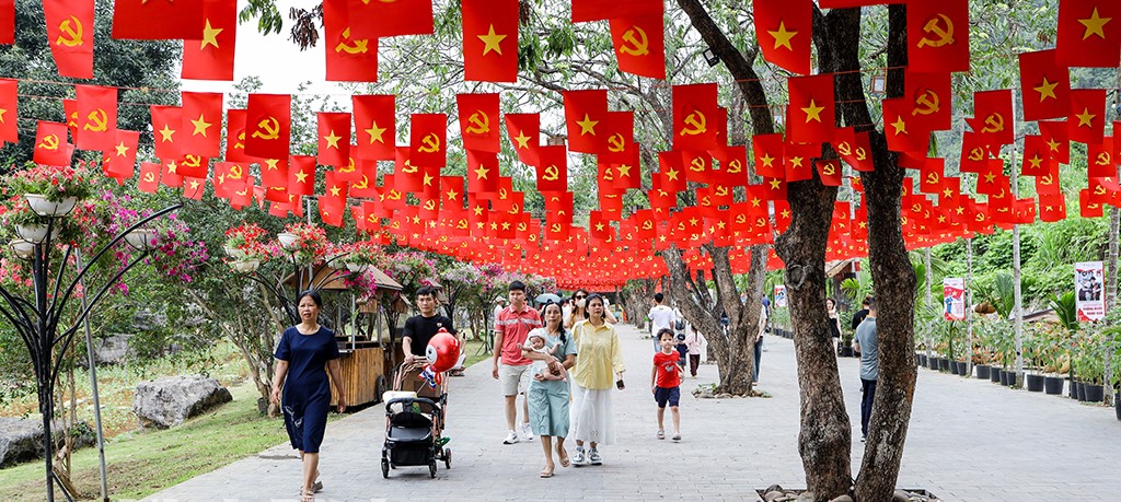 Ninh Bình đã tổ chức nhiều chương trình đặc sắc, ấn tượng, thu hút đông đảo du khách tham gia
