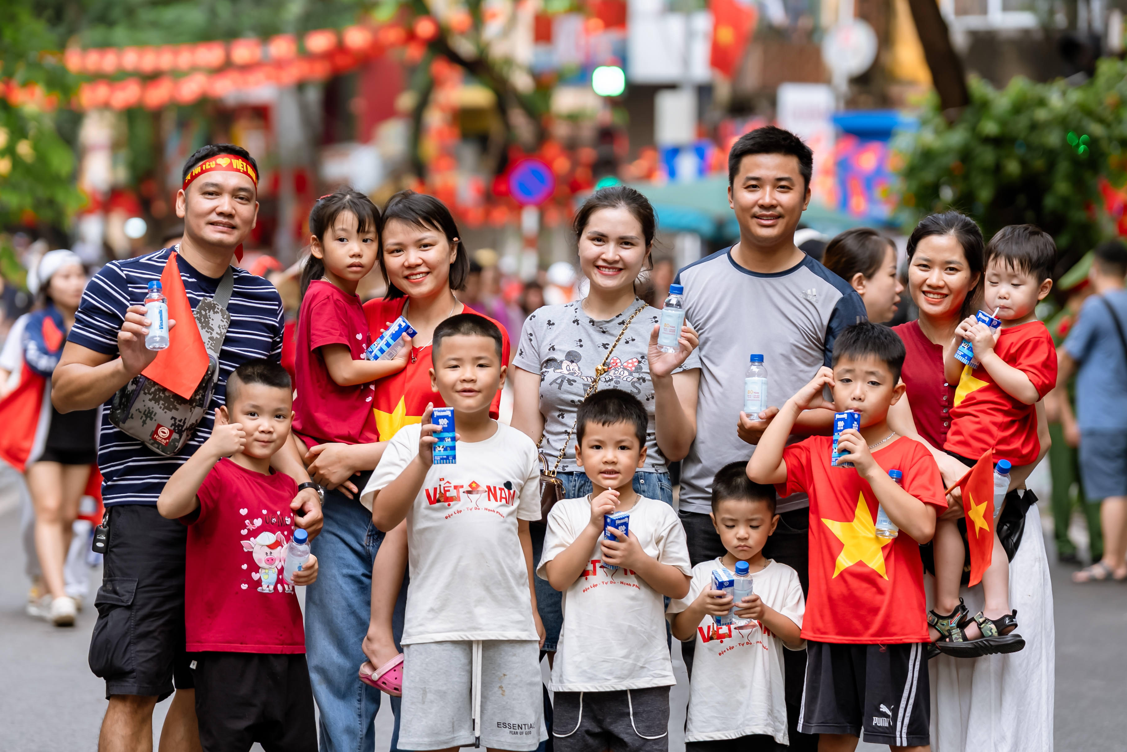 Mỗi góc phố như được khoác lên tấm áo mới, lấp lánh sắc màu của niềm tự hào, khiến bất cứ ai đặt chân đến cũng cảm nhận được nhịp đập hừng hực của một thành phố không ngủ, đang hòa cùng nhịp thở của toàn dân tộc trong ngày hội lớn của 6Pg88.con nạp rút siêu tốc. (Ảnh: Vi Nam).