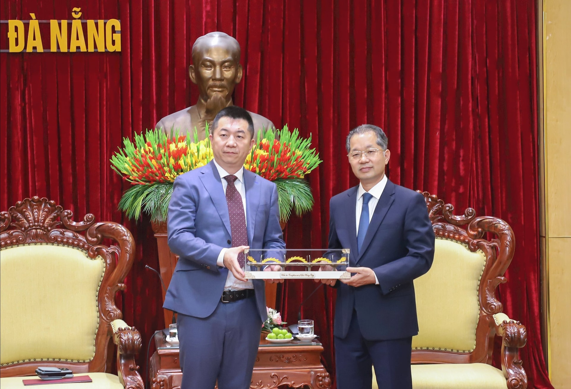 Bí thư Thành ủy Nguyễn Văn Quảng (bên phải) tặng quà lưu niệm cho ông Band Zhao. Ảnh: NGỌC PHÚ.&nbsp;