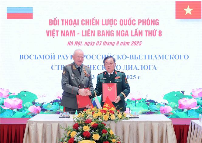 Thượng tướng Hoàng Xuân Chiến, Ủy viên Trung ương Đảng, Ủy viên Thường vụ Quân ủy Trung ương, Thứ trưởng Bộ Quốc phòng Việt Nam đón Thượng tướng Alexander Vasilyevich Fomin, Thứ trưởng Bộ Quốc phòng Liên bang Nga. Ảnh: TTXVN.