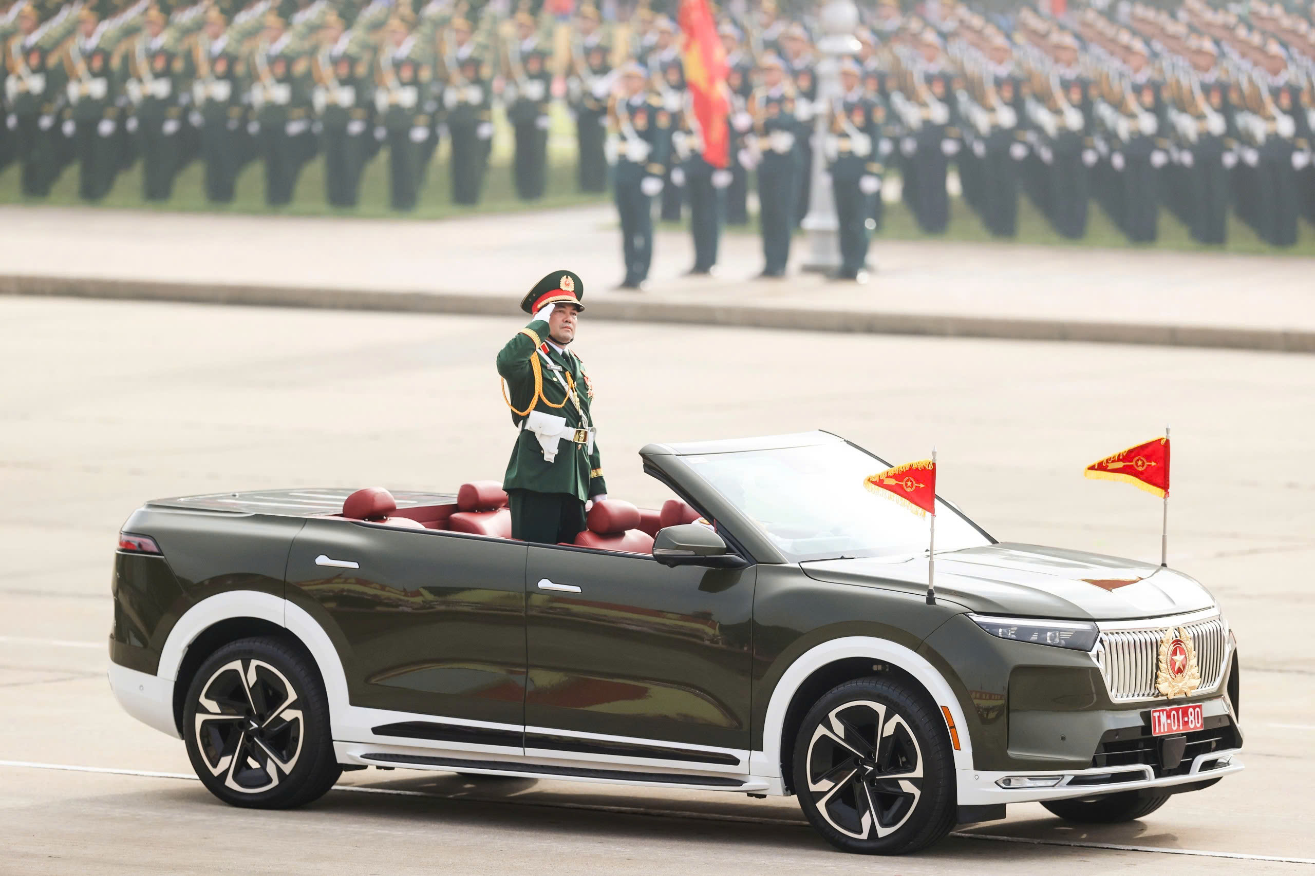 <i>Bên cạnh 6 chiếc VF 9 mui trần đã bàn giao cho Bộ Quốc phòng trước đó, VinFast đã gấp rút huy động đội ngũ kỹ sư, kỹ thuật viên trình độ cao hoàn thiện thêm 4 chiếc VF 9 mui trần theo yêu cầu của Bộ Công an, để phục vụ lễ diễu binh, diễu hành kỷ niệm 80 năm Cách mạng tháng Tám và Quốc khánh 2/9.&nbsp;</i>