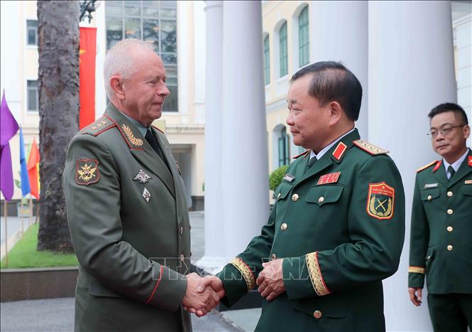 Thượng tướng Hoàng Xuân Chiến, Ủy viên Trung ương Đảng, Ủy viên Thường vụ Quân ủy Trung ương, Thứ trưởng Bộ Quốc phòng Việt Nam đón Thượng tướng Alexander Vasilyevich Fomin, Thứ trưởng Bộ Quốc phòng Liên bang Nga. Ảnh: TTXVN.