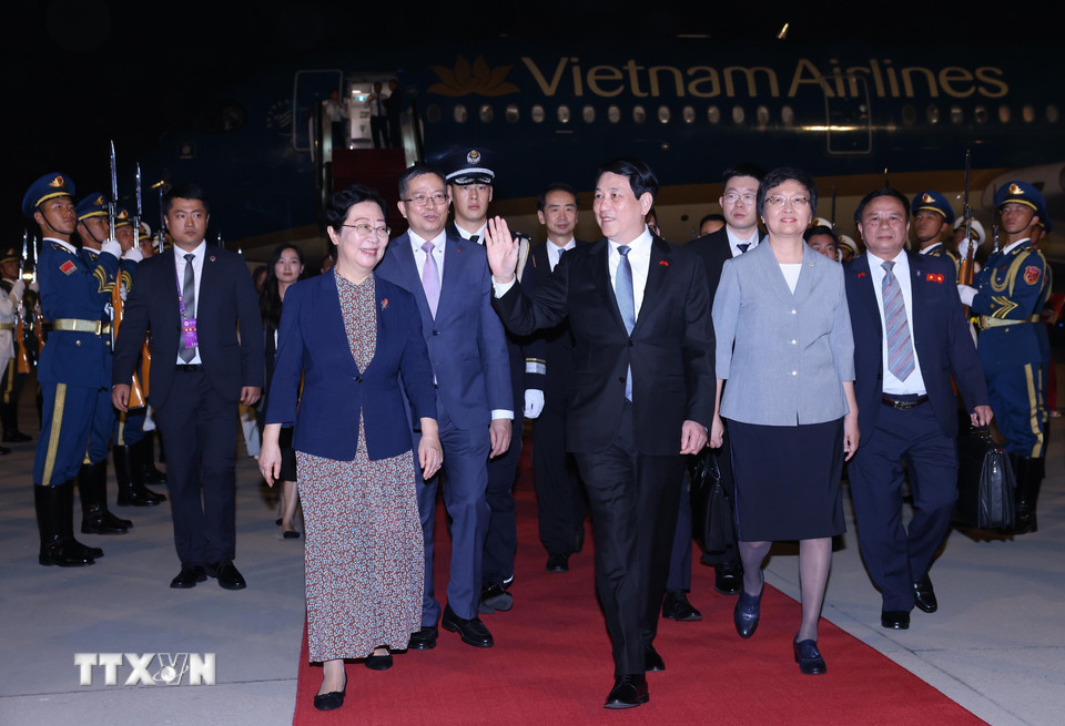 Các quan chức Trung Quốc đón Chủ tịch nước Lương Cường tại sân bay Bắc Kinh. Ảnh:TTXVN