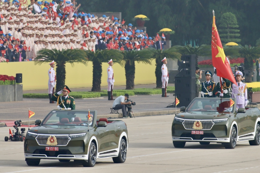 Khối Quân kỳ do đồng chí Thượng tướng Nguyễn Hồng Thái, Ủy viên Trung ương Đảng, Ủy viên Quân ủy Trung ương, Thứ trưởng Bộ Quốc phòng, chỉ huy dẫn đầu các khối đại diện cho Quân đội nhân dân Việt Nam anh hùng và dân quân tự vệ. Ảnh: Trí Dũng.