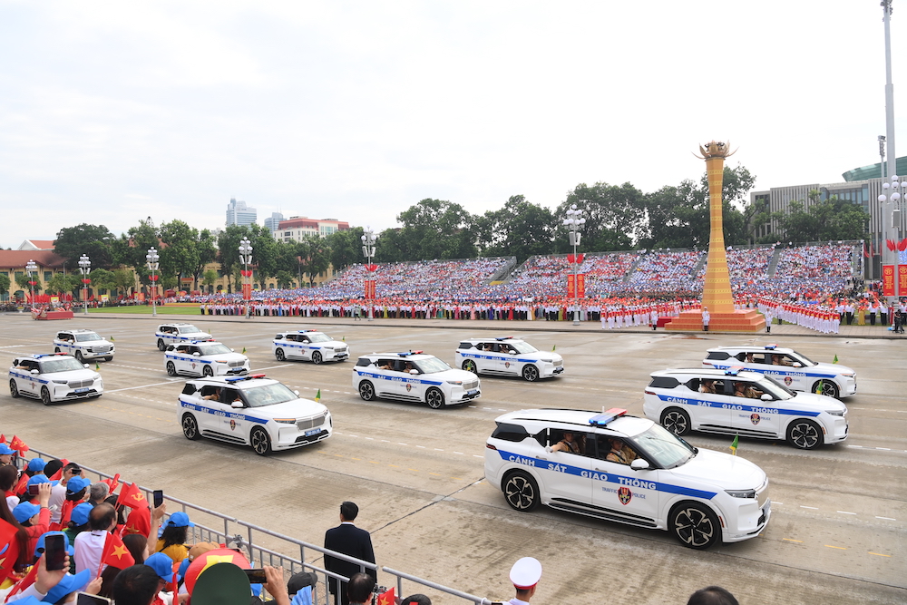 <i>Những chiếc xe VF 9 đặc biệt này sử dụng nắp capô đã được tinh chỉnh, bỏ các lỗ hút gió, thêm mặt lưới tản nhiệt dạng thanh nan và bổ sung các trang bị theo quy chuẩn của Bộ Công an như huy hiệu, cột cờ, đèn, còi…&nbsp;Các kỹ sư VinFast cần khoảng 60 đến 80 giờ để hoàn thiện các hạng mục này trên mỗi chiếc xe.</i>
