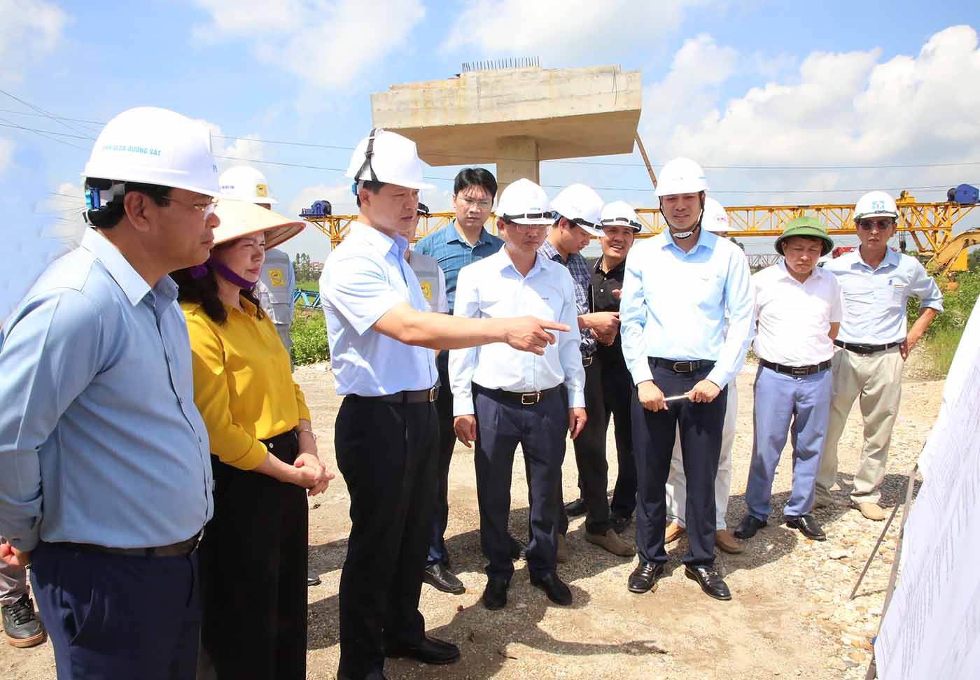 Chủ tịch UBND tỉnh Bắc Ninh Vương Quốc Tuấn (thứ 3 bên trái) cùng lãnh đạo các sở ngành khảo sát thực tế tại công trường Link Trang Chủ PG88.Com Mới #2026.