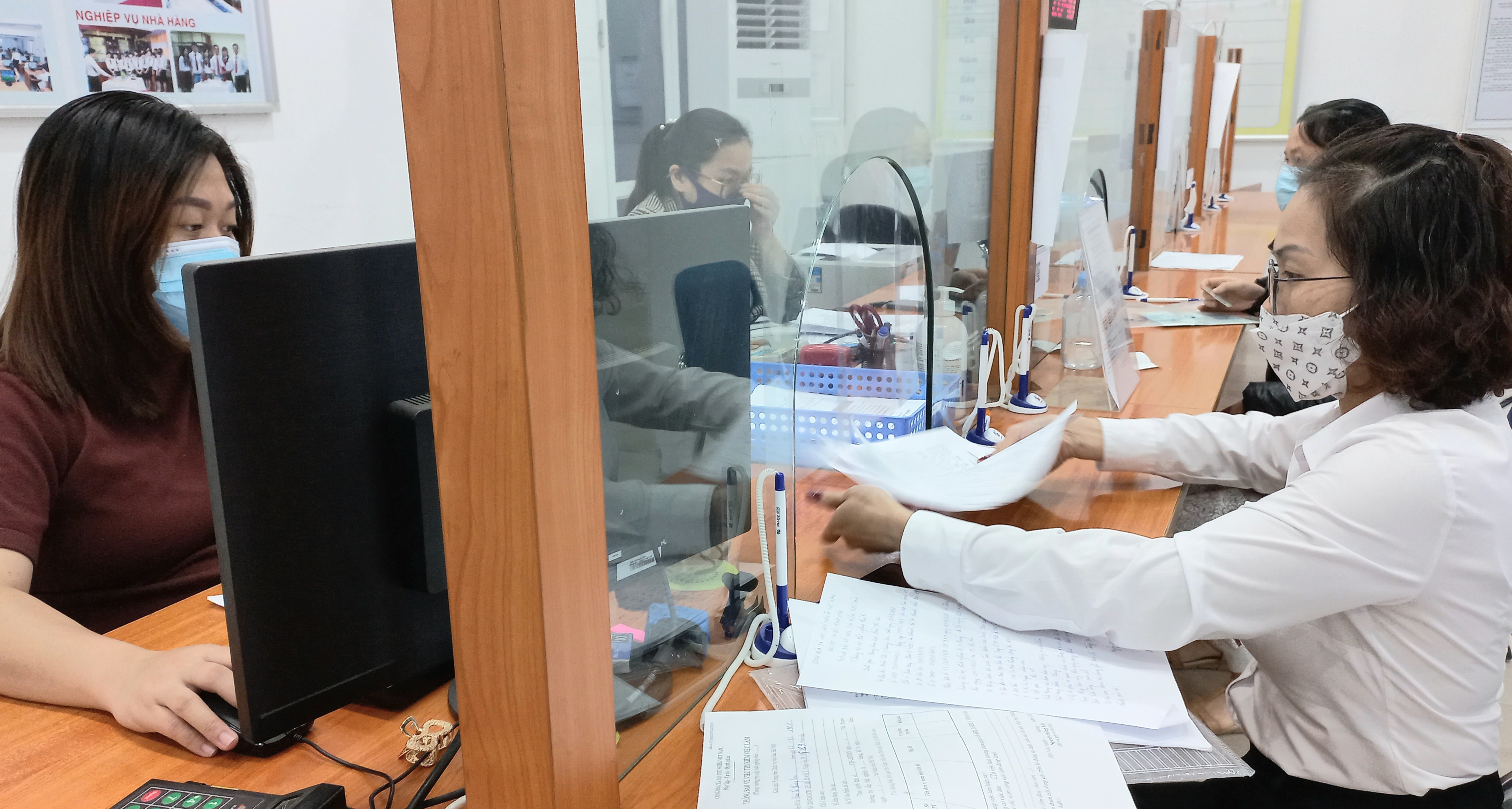 Người lao động làm thủ tục hưởng bảo hiểm thất nghiệp tại Hà Nội. Ảnh:Thu Hằng.