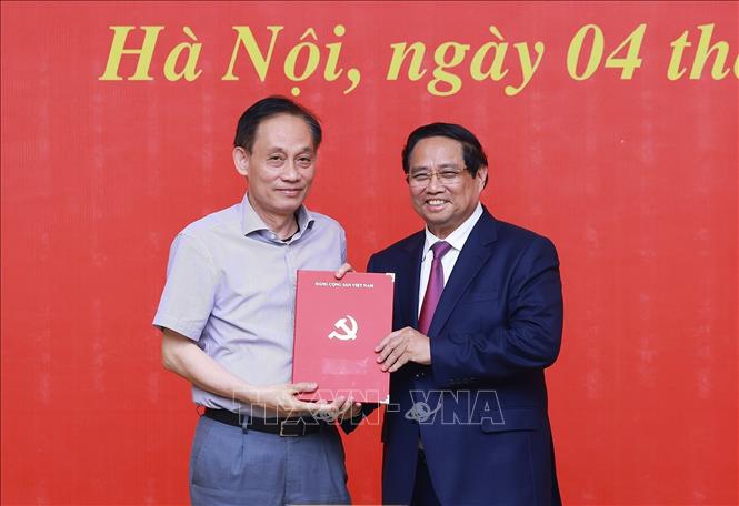 Thủ tướng Chính phủ Phạm Minh Chính trao quyết định chỉ định đồng chí Lê Hoài Trung tham gia Ban chấp hành, Ban Thường vụ Đảng ủy Chính phủ nhiệm kỳ 2020 - 2025. Ảnh: TTXVN.&nbsp;
