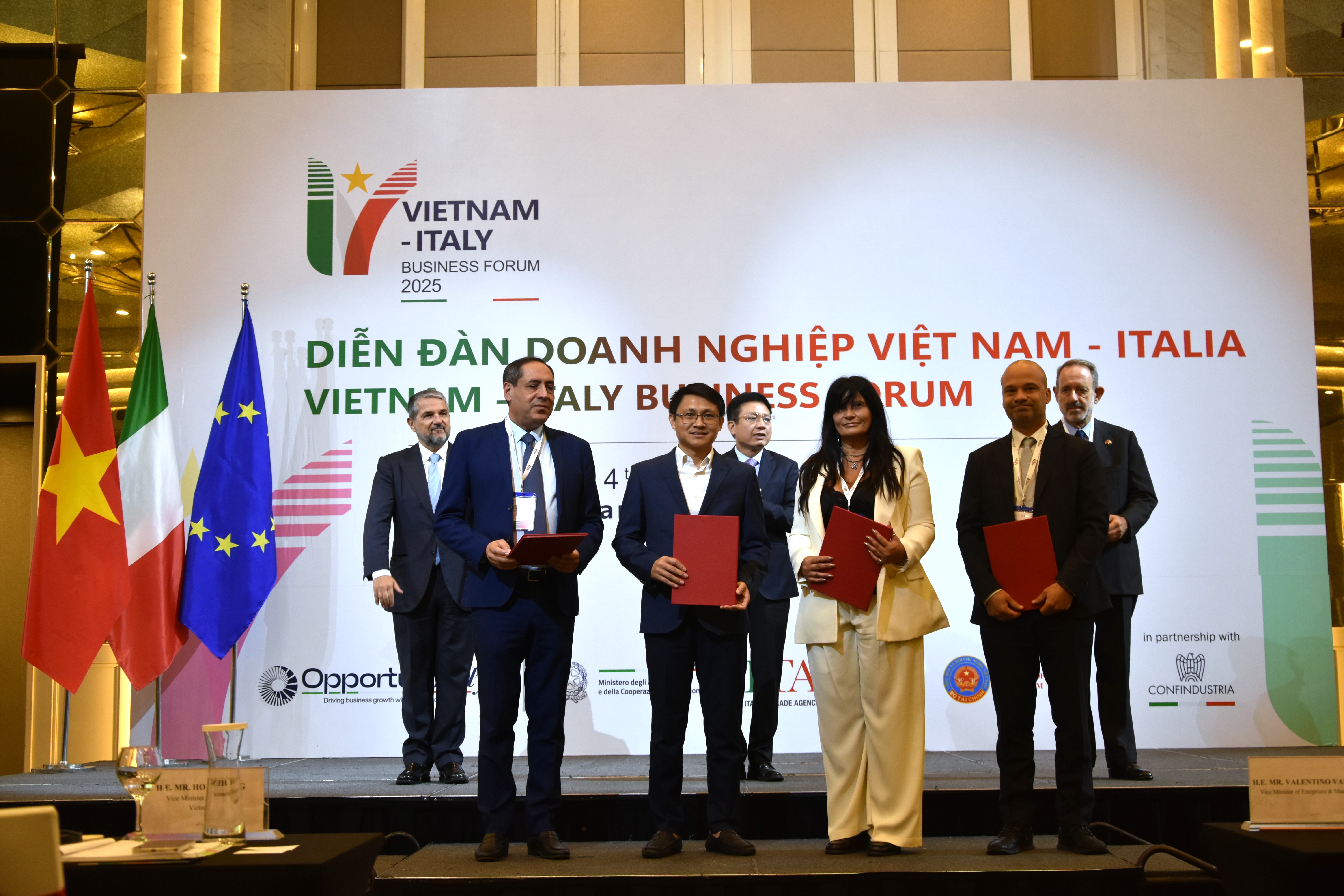 Hơn 10 biên bản ghi nhớ (MoU) giữa PG88 Link Dễ Nhớ Pg88.com hai nước được ký kết trong khuôn khổ diễn đàn.&nbsp;
