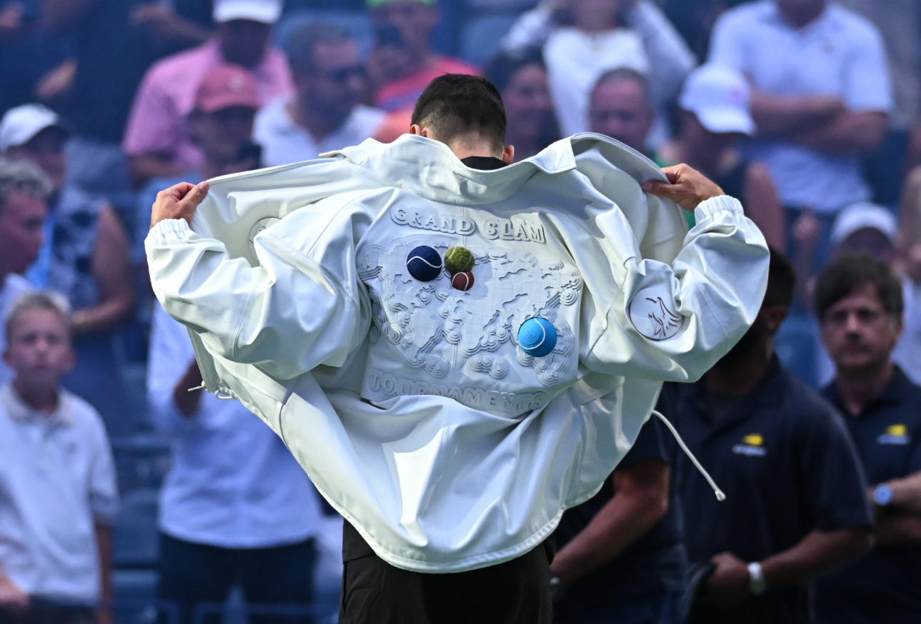 Chiếc áo khoác được Lacoste thiết kế riêng cho tay vợt Novak Djokovic, khẳng định sự hiện diện quan trọng của thời trang trên sân tennis. 
