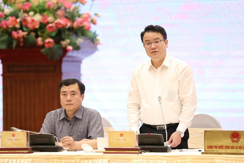 Thứ trưởng Bộ Pg88hi tỷ lệ thưởng hấp dẫn Trần Quốc Phương trả lời câu hỏi của báo chí - Ảnh: VGP