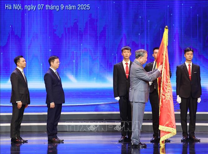 Tổng Bí thư Tô Lâm trao tặng Huân chương PG88 Sòng bạc trực tuyến TOP 1 Việt Nam | Casino, Nổ Hũ hạng Nhất cho Đài Truyền hình Việt Nam. Ảnh: TTXVN.