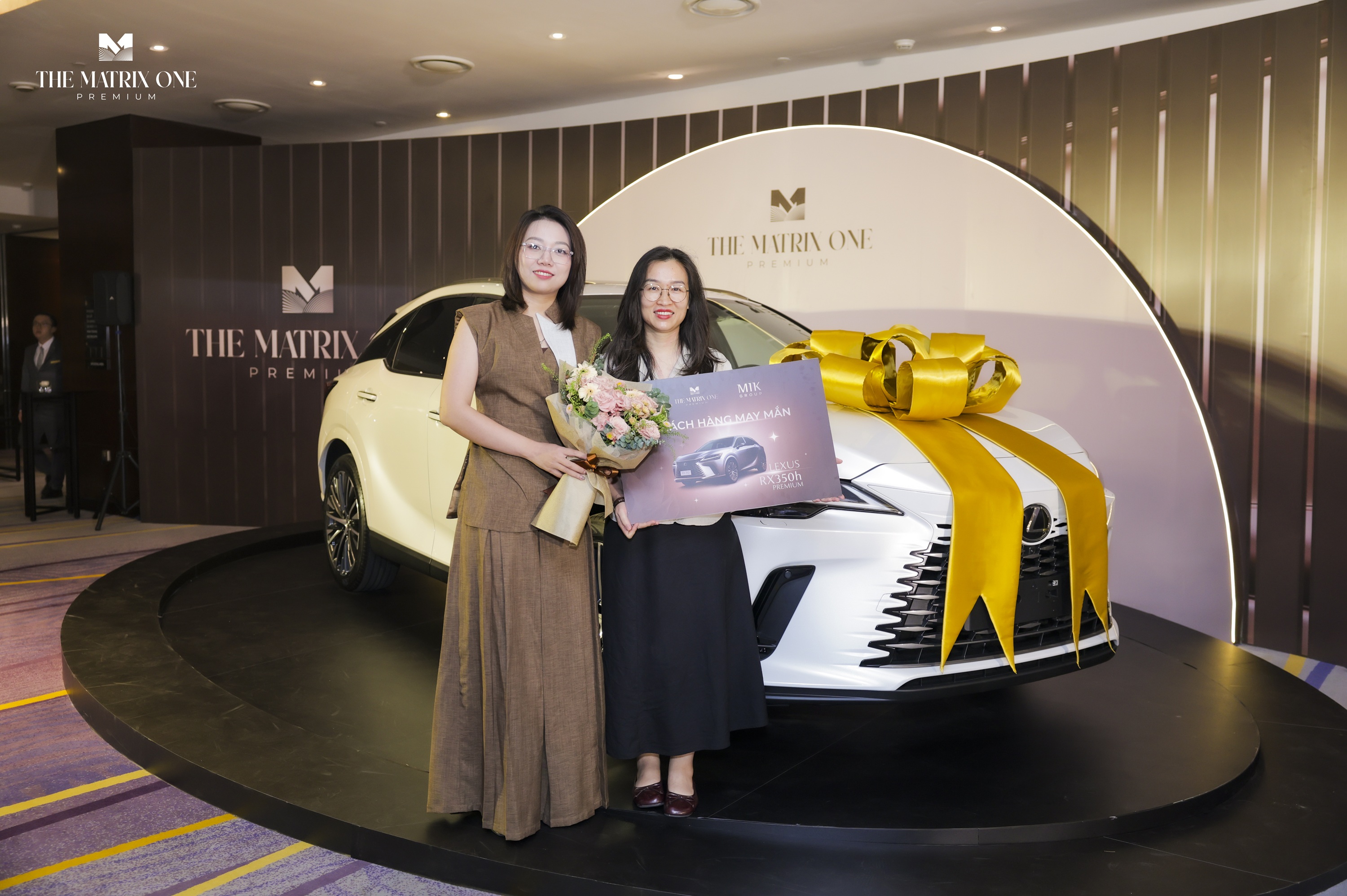 Khách hàng may mắn với giải đặc biệt ô tô Lexus RX 350H Premium đã được trao tặng tại sự kiện.