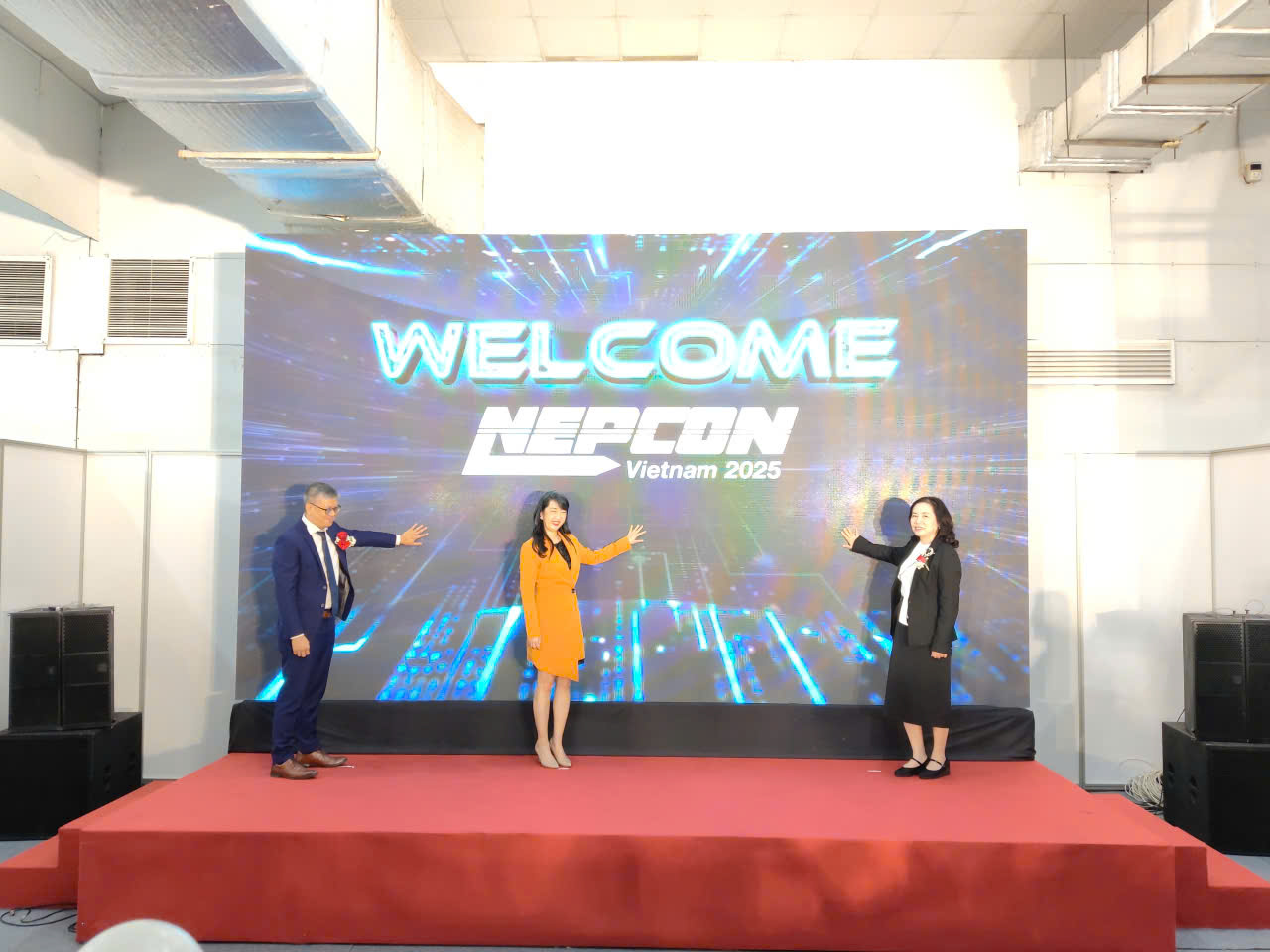 Các đại biểu nhấn nút khai mạc&nbsp;Triển lãm Quốc tế NEPCON Vietnam 2025.