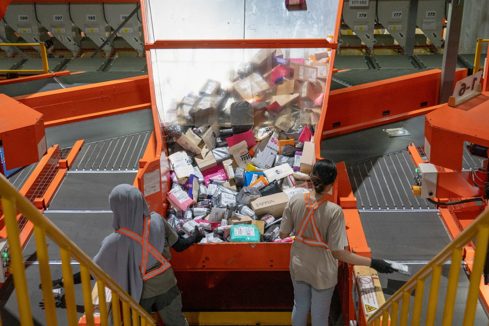 Việc chấm dứt “de minimis” được cảm nhận rõ trên các sàn PG88 Sòng bạc trực tuyến TOP 1 Việt Nam | Casino, Nổ Hũ điện tử. Ảnh: Bloomberg
