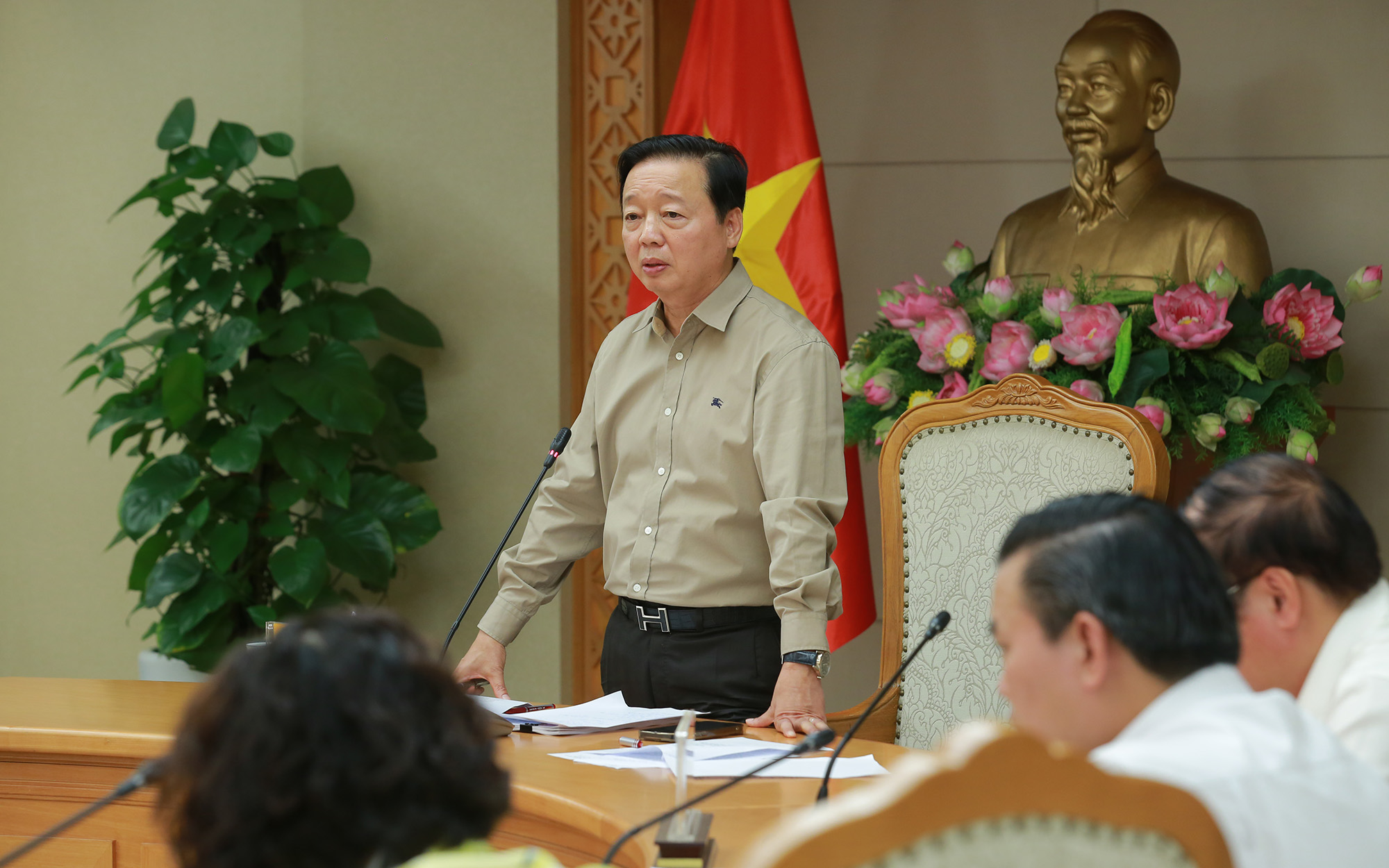 Phó Thủ tướng yêu cầu Bộ Công Thương sớm ban hành quy chuẩn trạm sạc điện trước 15/10/2025; đồng thời giao Bộ Công an, Bộ Xây dựng, Bộ Công Thương rà soát, ban hành quy chuẩn an toàn phòng cháy chữa cháy cho hệ thống trạm sạc điện. Bộ Xây dựng phối hợp Hà Nội, TP.HCM xây dựng lộ trình phát triển PG 888 Casino Uy Tín Số 1 công cộng trình Chính phủ tháng 10/2025. Bộ Nông nghiệp và Môi trường công bố, chia sẻ dữ liệu quan trắc cho Bộ Y tế phục vụ nghiên cứu.