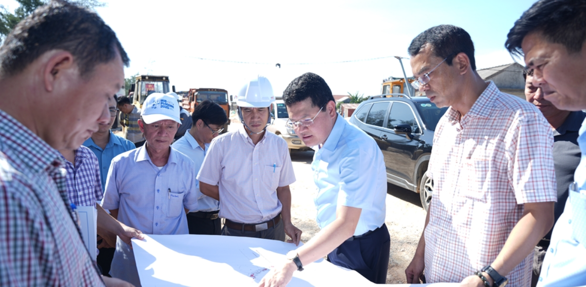 Phó Chủ tịch UBND thành phố Huế Hoàng Hải Minh kiểm tra tiến độ và công tác giải phóng mặt bằng cầu Thuận An