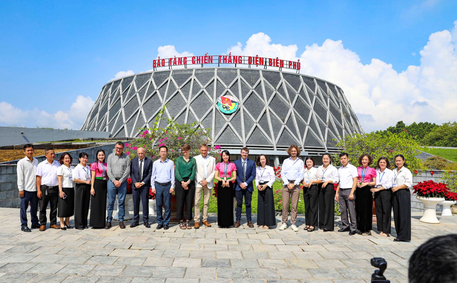 Đoàn chuyên gia từ Bảo tàng Ký ức 6Pg88 tỷ lệ kèo World Cup 2026 Caen (Pháp) chụp ảnh lưu niệm trước Bảo tàng Chiến thắng Điện Biên Phủ (Việt Nam). Ảnh Viện Pháp tại Việt Nam.