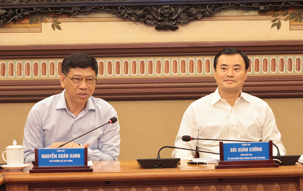 Thứ trưởng Bộ Xây dựng Nguyễn Xuân Sang (trái) và Phó Chủ tịch UBND TP.HCM Bùi Xuân Cường (phải) tại buổi làm việc - Ảnh: Cổng thông tin điện tử TP.HCM.&nbsp;