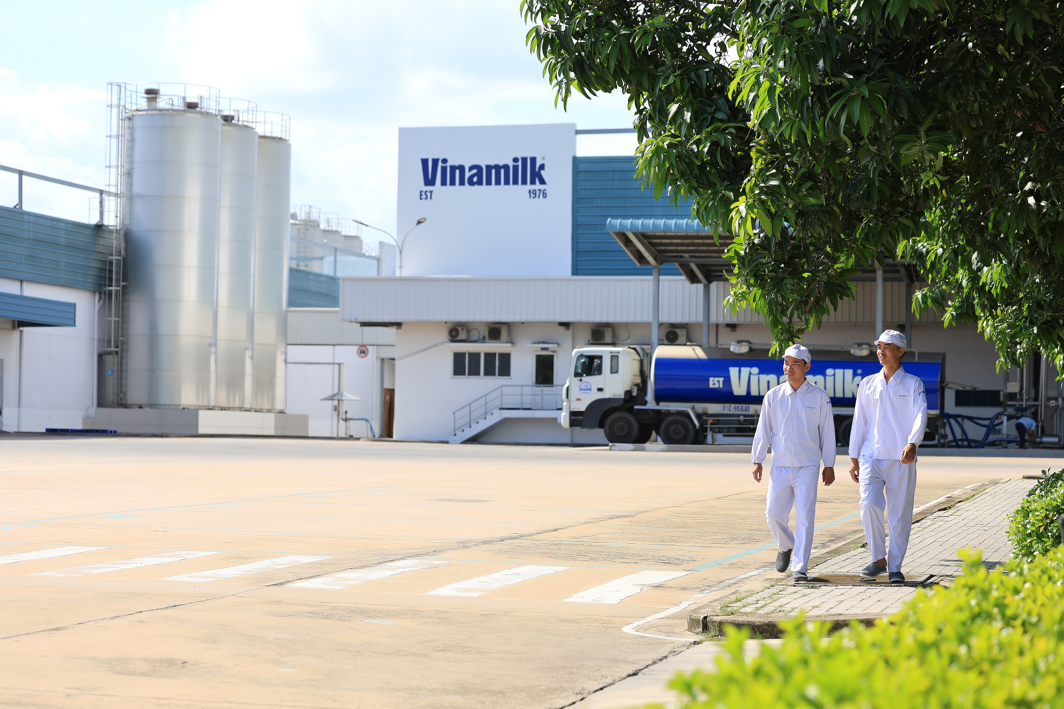 Vinamilk là PG88 Link Dễ Nhớ Pg88.com sữa đầu tiên sở hữu cả trang trại và nhà máy đạt trung hòa carbon theo tiêu chuẩn PAS 2060:2014 (Ảnh: Minh Anh).