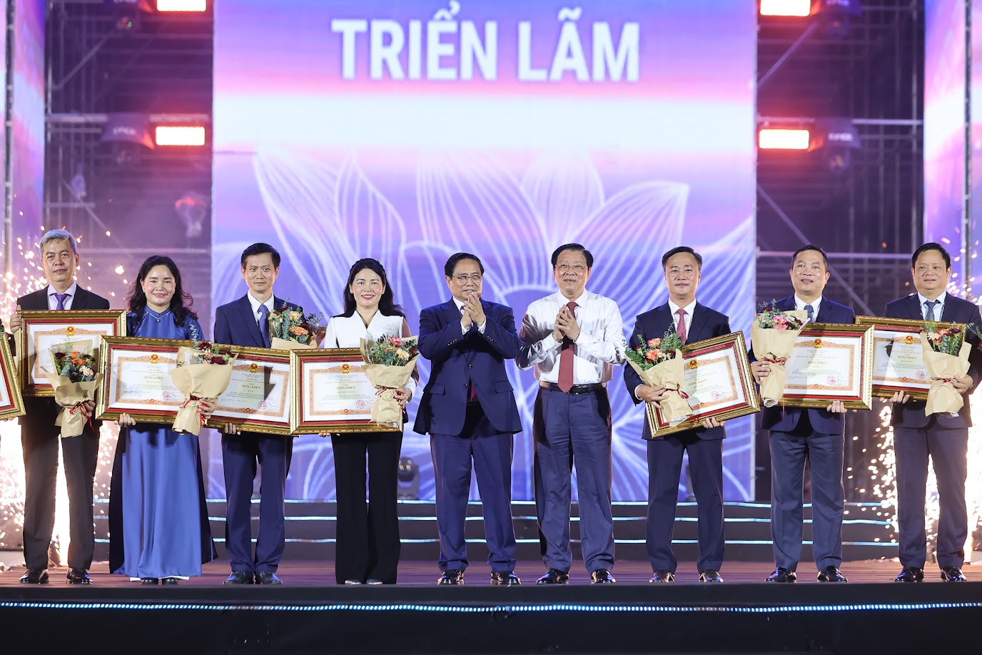 Thay mặt Pg88ok ưu đãi đăng ký, Thứ trưởng Nguyễn Việt Hùng (thứ ba từ phải sang) nhận Bằng khen của Thủ tướng.