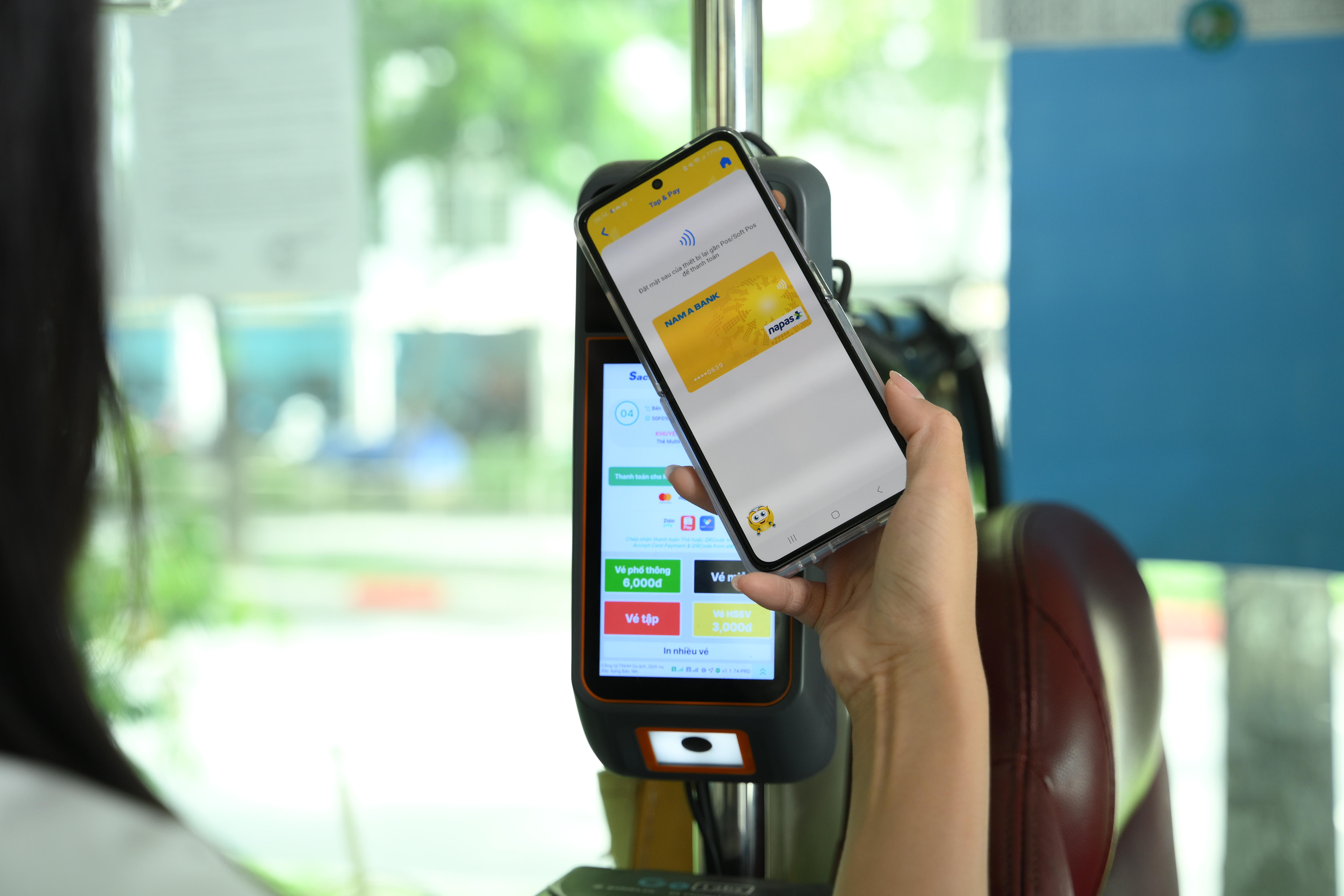Người dân TP. HCM trải nghiệm thanh toán không tiếp xúc trên xe buýt.