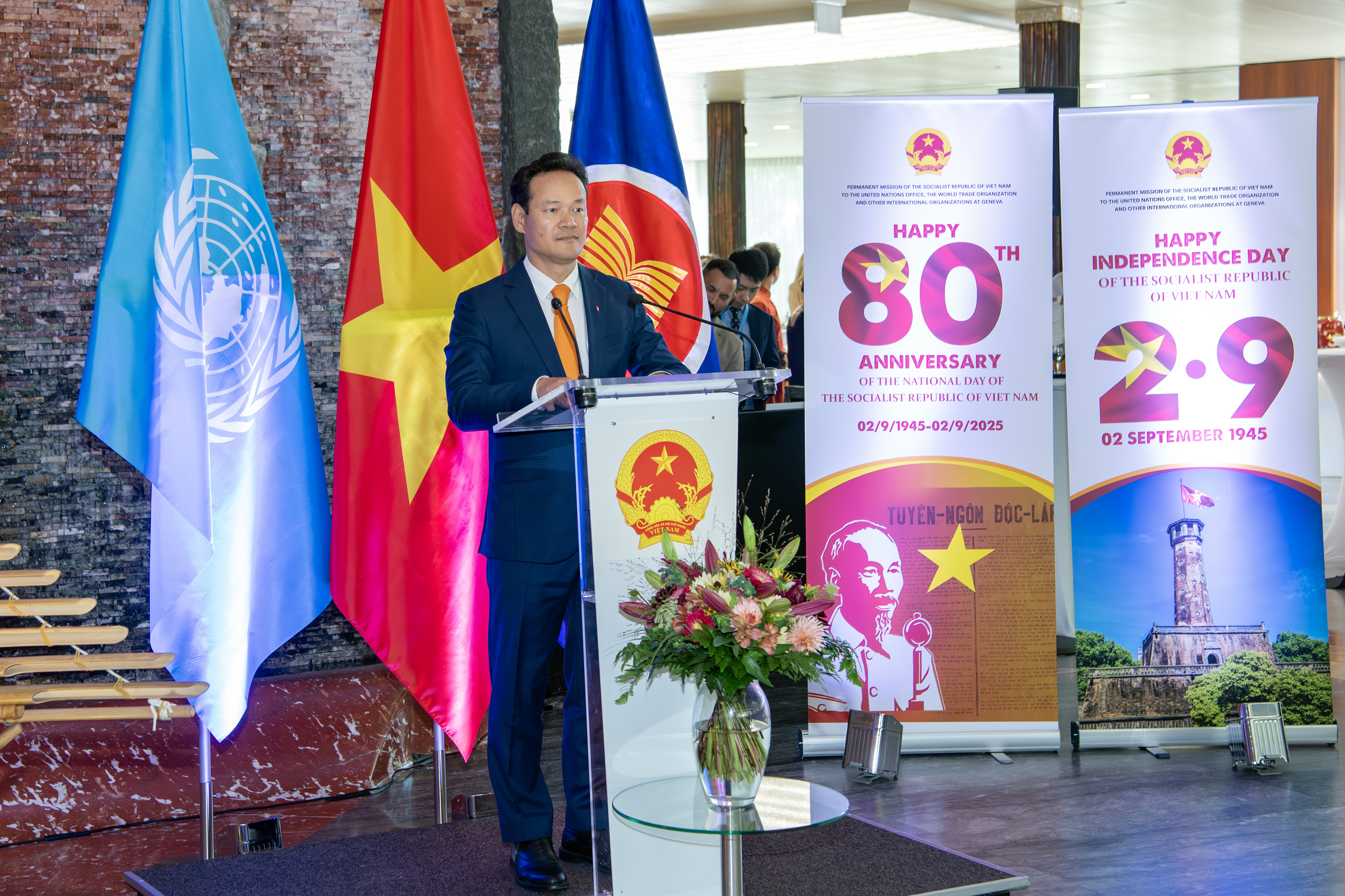 Đại sứ, Trưởng Phái đoàn Mai Phan Dũng ôn lại chặng đường lịch sử 80 năm đầy tự hào của dân tộc Việt Nam. Ảnh: Tiến Tuấn.