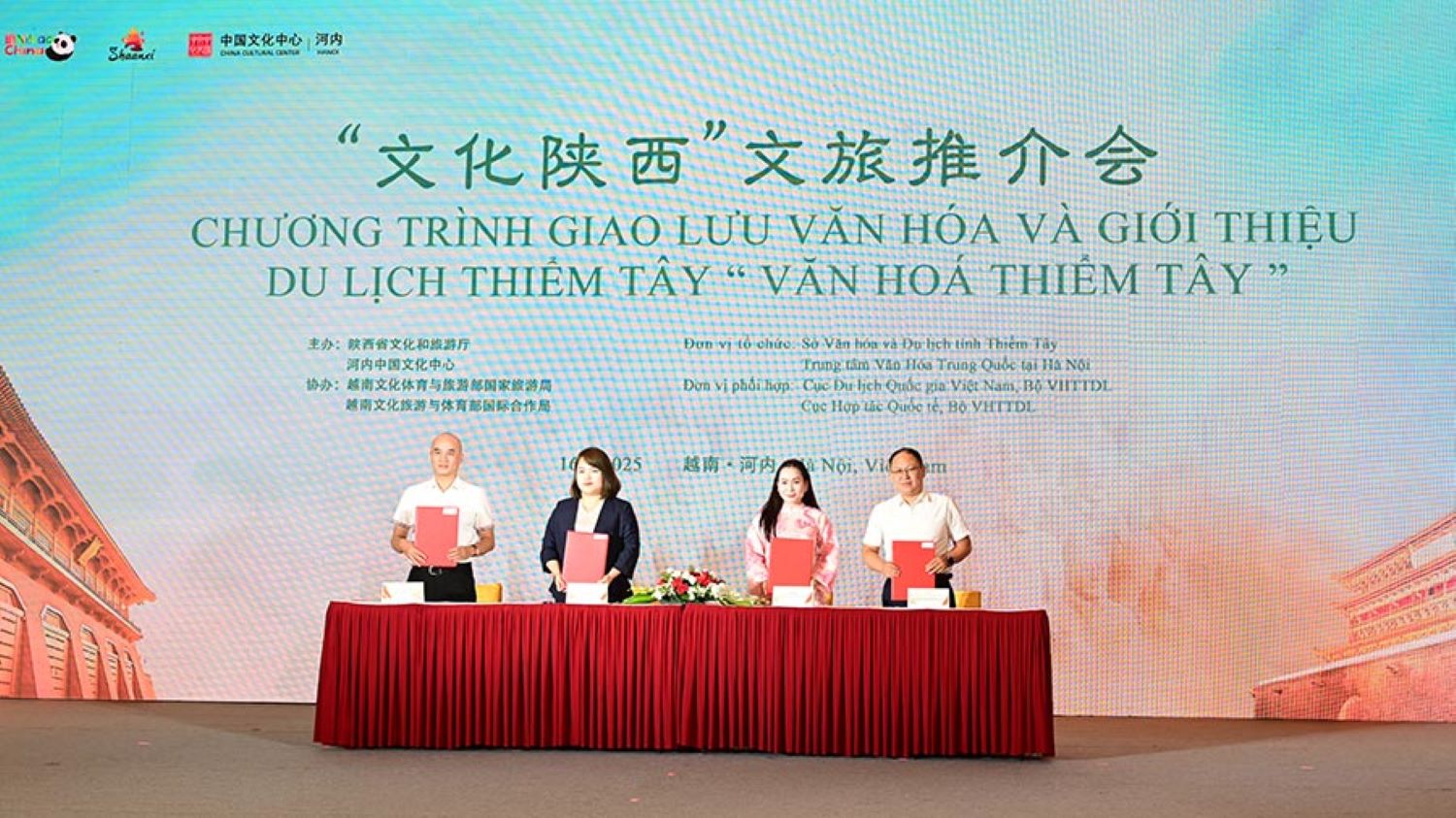 Ký kết hợp tác du lịch giữa Việt Nam và tỉnh Thiểm Tây (Trung Quốc). 