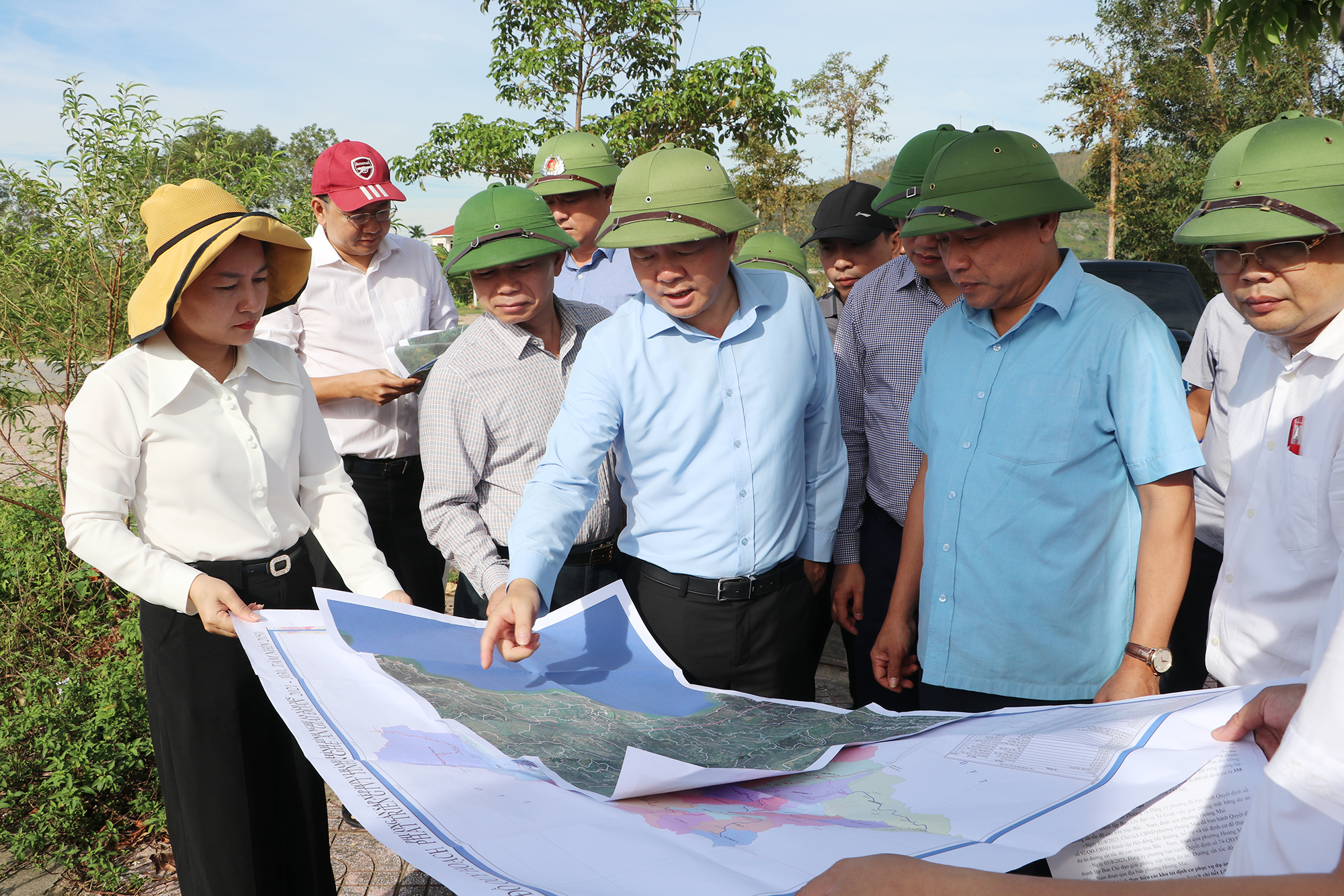 Phó Chủ tịch UBND tỉnh Nghệ An Hoàng Phú Hiền kiểm tra hiện trường thực hiện các khu tái định cư phục vụ Link Trang Chủ PG88.Com Mới #2026 đường sắt tốc độ cao