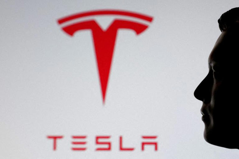 <i>Việc làm của Elon Musk ngay lập tức đã giúp cổ phiếu Tesla tăng 7% khi thị trường mở cửa hôm thứ Hai. Mặc dù không duy trì được mức tăng ban đầu, nhưng giá cổ phiếu đã kết thúc phiên giao dịch trong ngày với mức tăng gần 4%. Điều đó đủ để xóa sạch khoản lỗ còn lại của cổ phiếu Tesla trong năm, vốn đã có lúc giảm 42% so với cuối năm 2024. Ảnh minh hoạ: Reuters.</i>