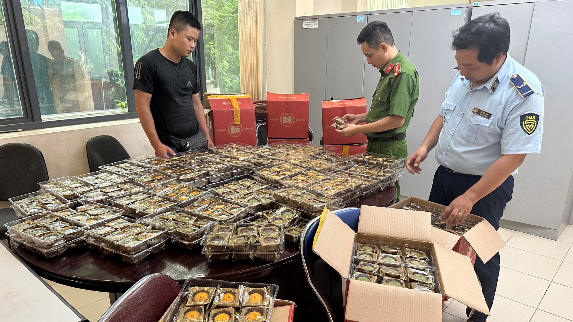 Lực lượng chức năng&nbsp;liên tiếp phát hiện lượng lớn bánh Trung thu nhập lậu.