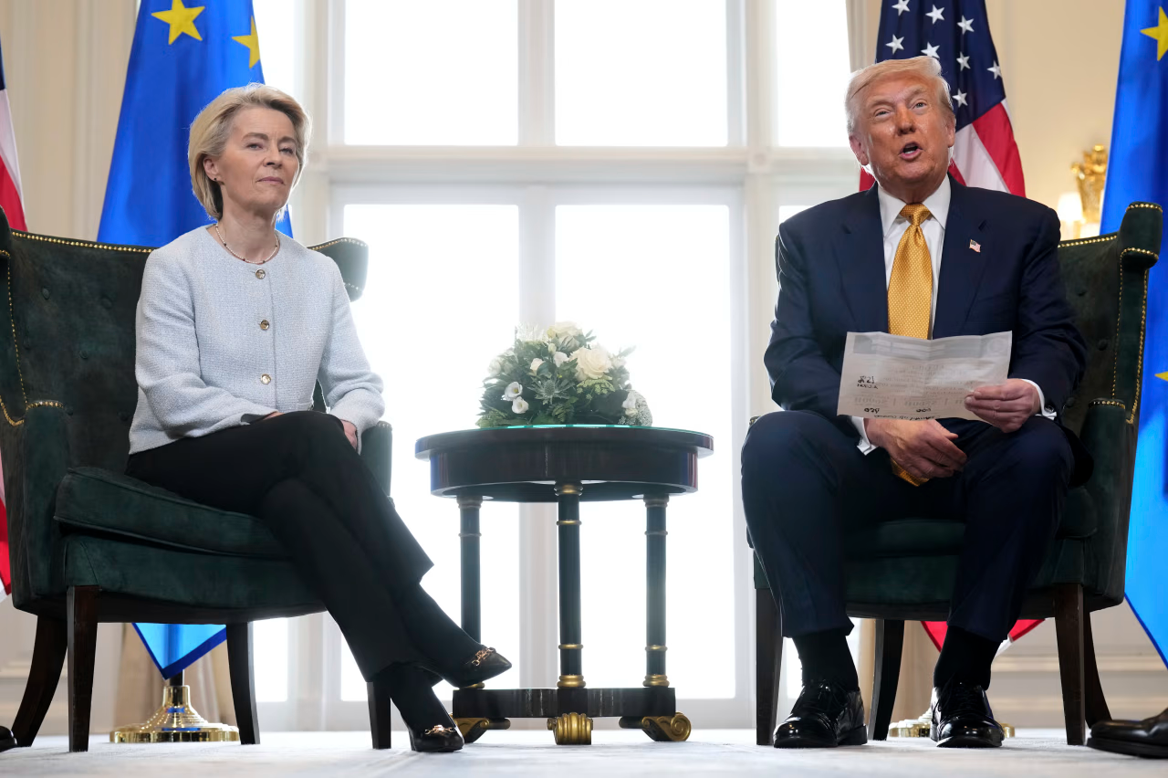 Chủ tịch Ủy ban châu Âu Ursula von der Leyen và Tổng thống Mỹ Donald Trump - Ảnh: Reuters