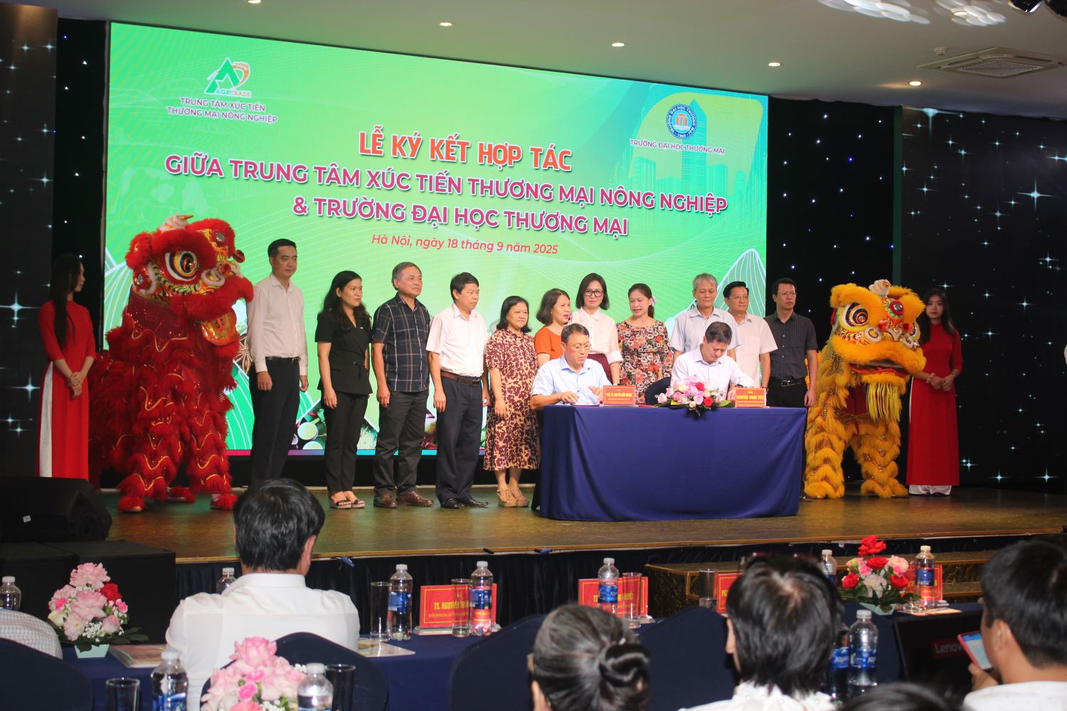 Ký kết hợp tác giữ Trung tâm Xúc tiến Pg88ok ưu đãi hấp dẫn nông nghiệp và Trường Đại học Pg88ok ưu đãi hấp dẫn. Ảnh Chu Khôi.