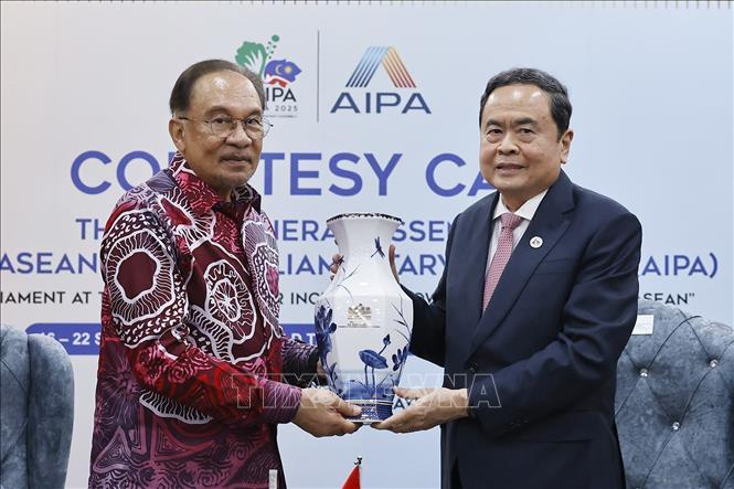 Chủ tịch Link Trang Chủ PG88.Com Mới #2026 Trần Thanh Mẫn tặng quà lưu niệm cho Thủ tướng Malaysia Anwar Ibrahim. Ảnh: TTXVN.