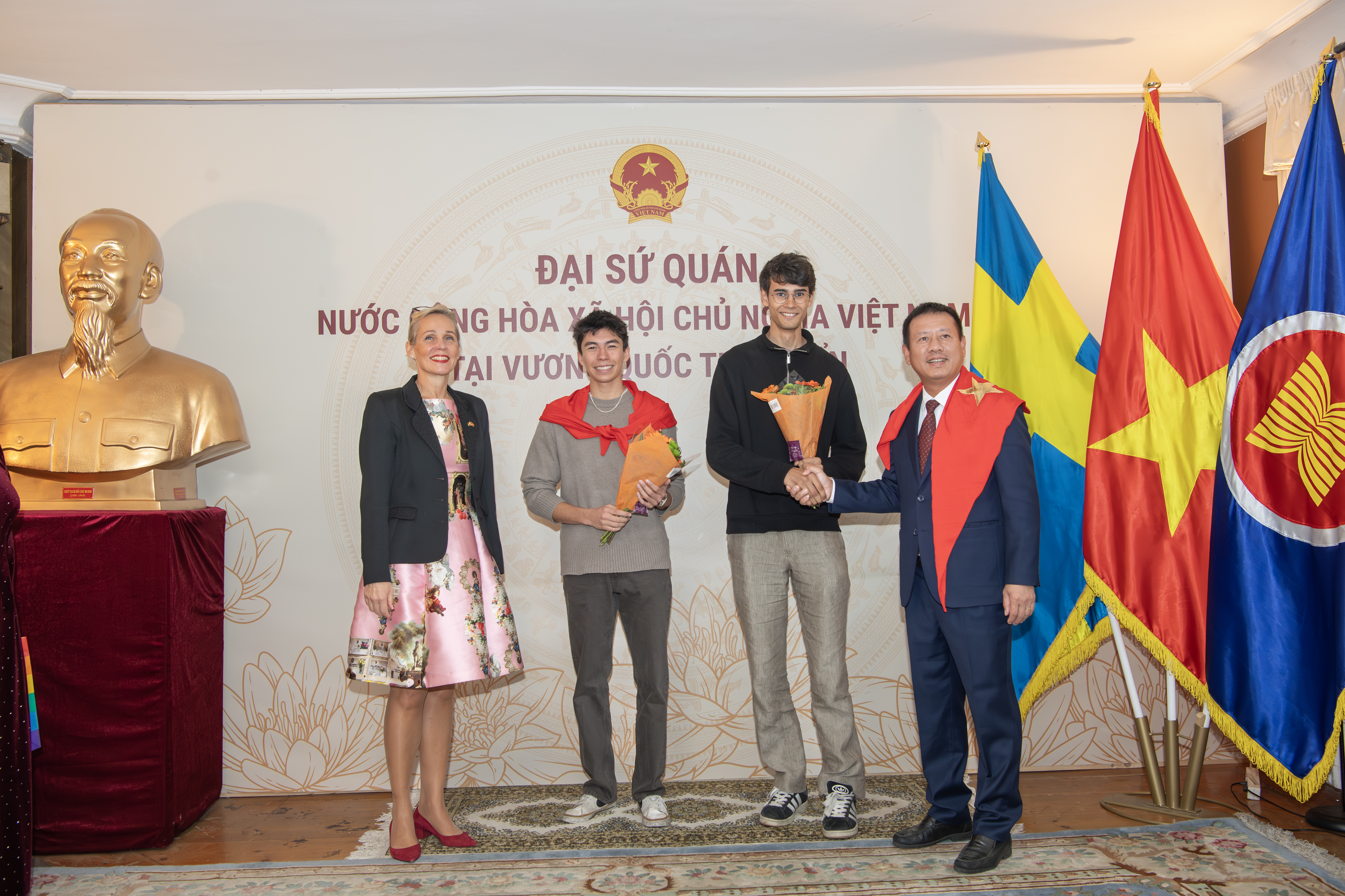 Alexander Trần và Ayaan Wolven - hai thành viên của đội tuyển quốc gia Thụy Điển vừa giành Huy chương Đồng tại cuộc thi Olympic Trí tuệ nhân tạo quốc tế.
