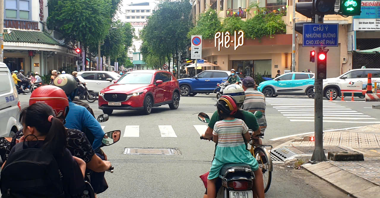 TP.HCM bố trí các làn xe rẽ phải liên tục